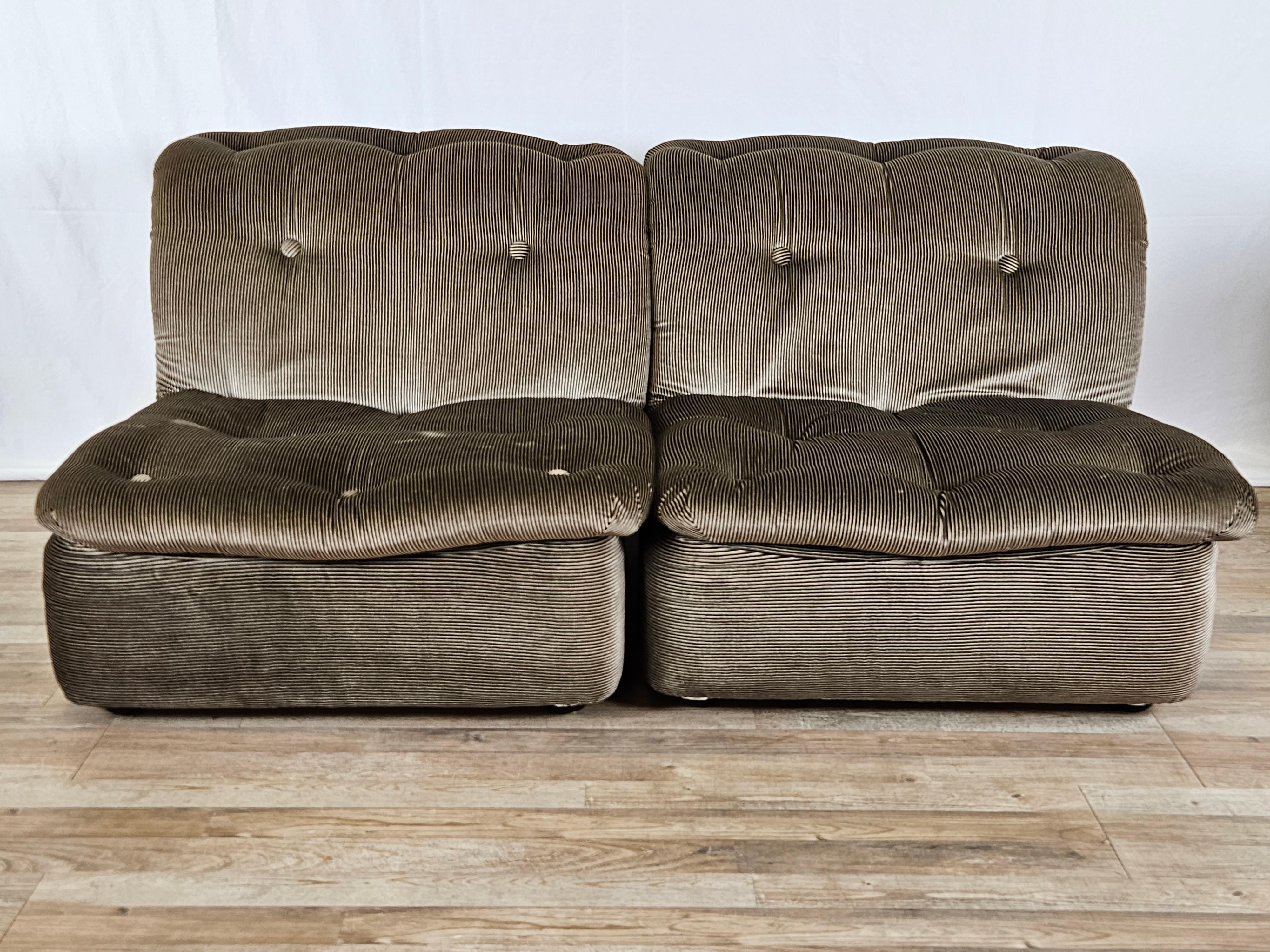Ensemble de cinq fauteuils simples pouvant être combinés en un seul canapé ou en deux sections de trois et deux places.

Très élégant, raffiné et avec un design moderne et particulier.
Effet scénique donné par la tapisserie rayée vintage
