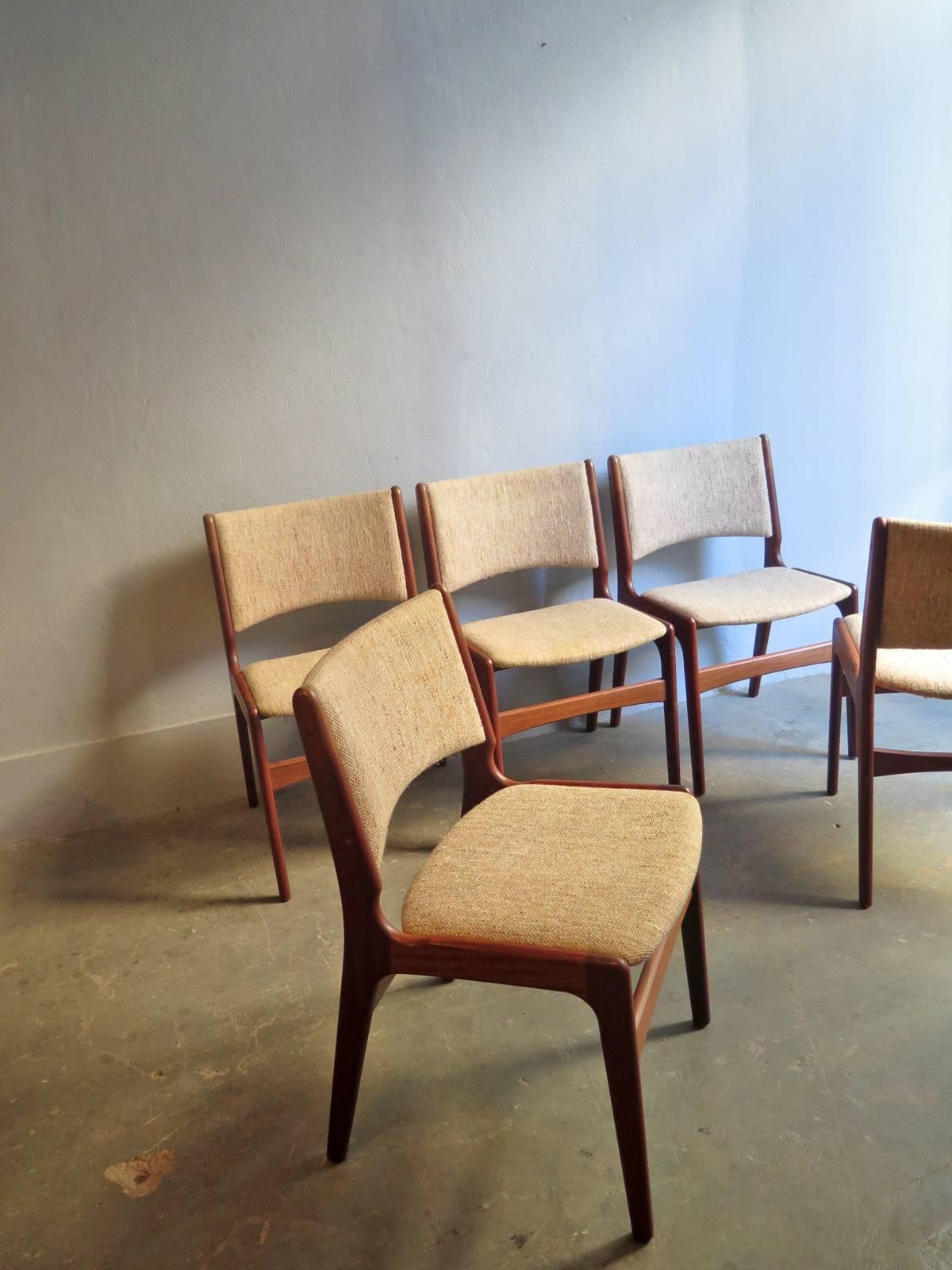 Mid-Century Modern Five Teak Danish Dinning Chairs with Thick Linen Fabric For Sale