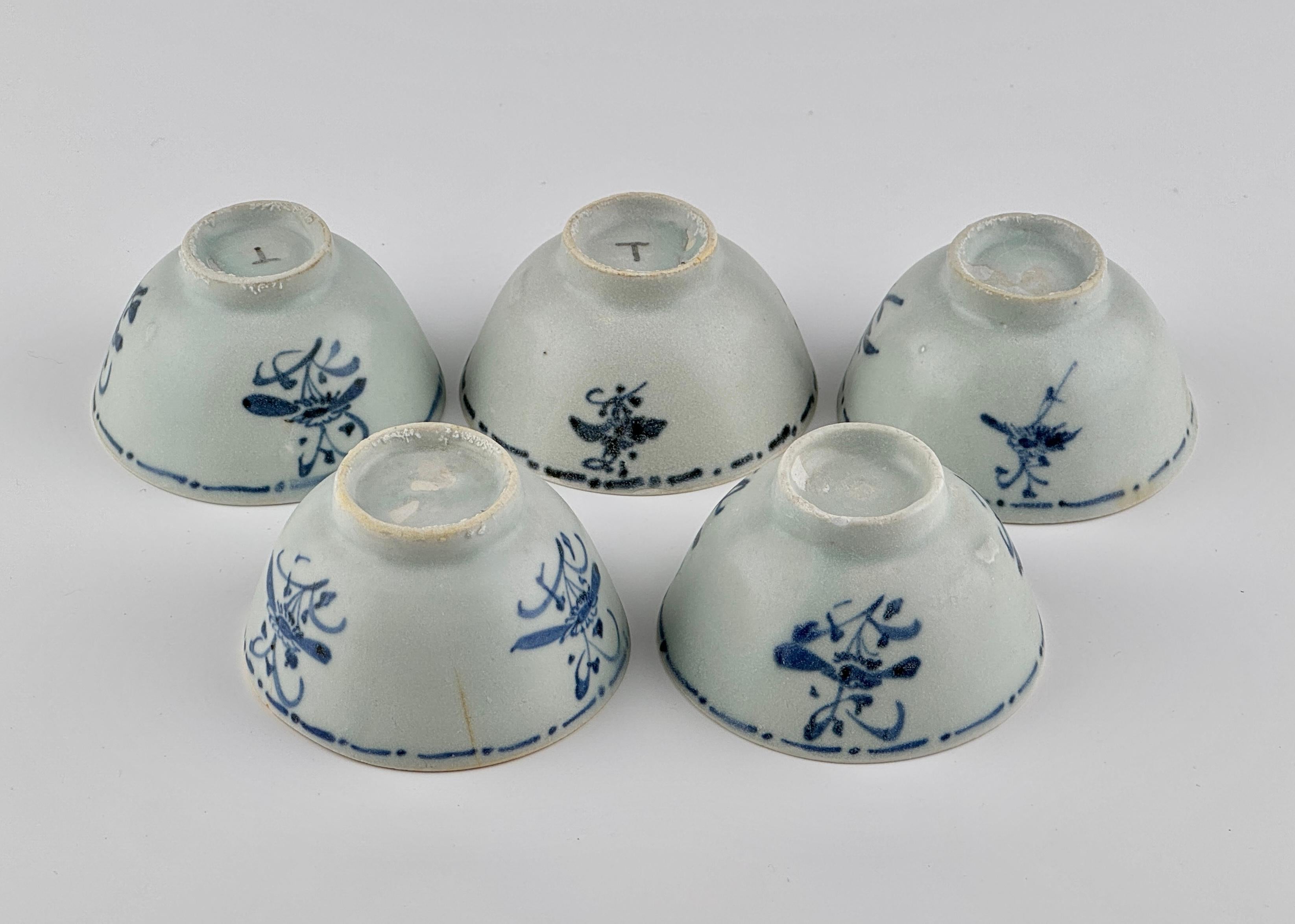Glazed Five Tek Sing Cargo 'Aster Sprays' Tea Bowls, Qing Dynasty For Sale