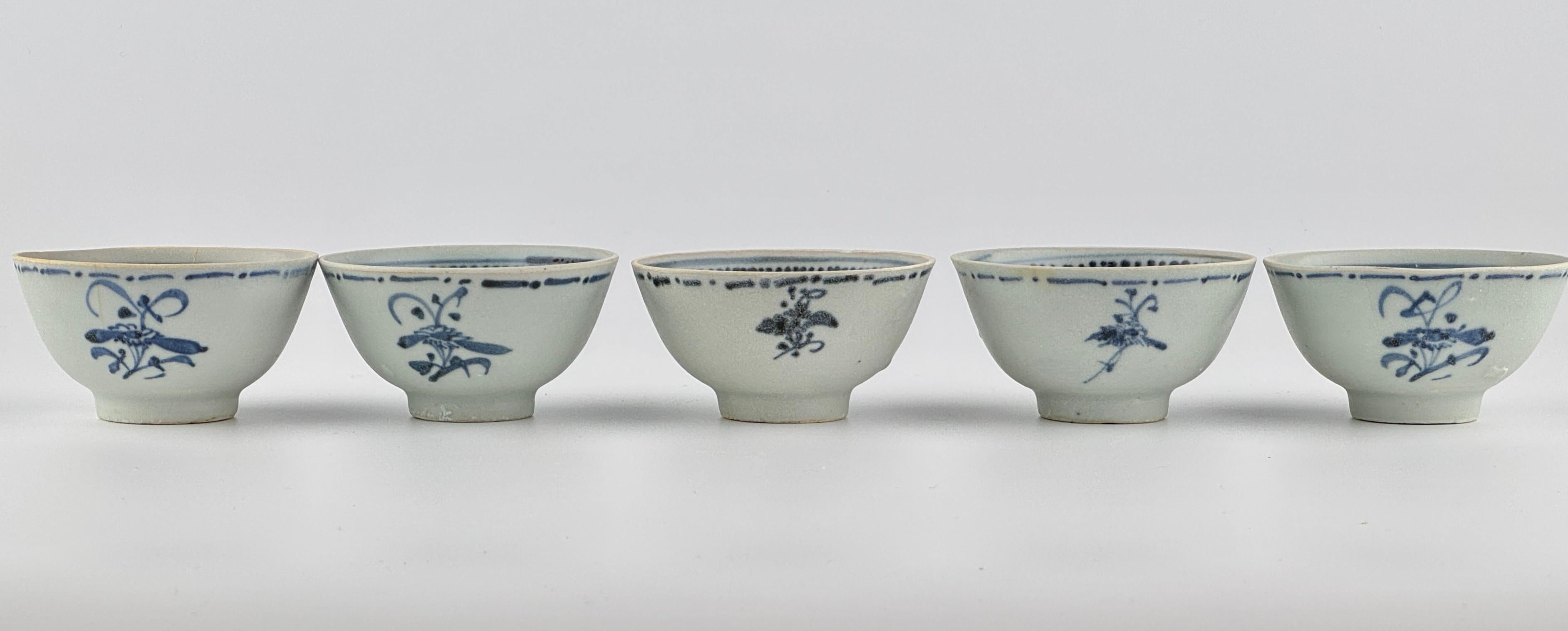 Five Tek Sing Cargo 'Aster Sprays' Tea Bowls, Qing Dynasty For Sale 1