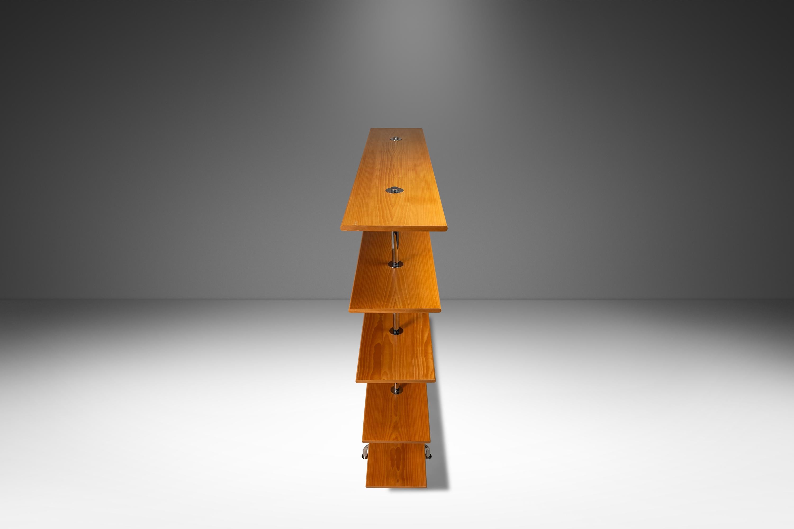  Wir stellen eine Ikone des Bauhaus-Designs vor - das fünfstöckige Bücherregal von Marcel Breuer. Diese fabelhafte Etagere ist eine der anomalsten Entwürfe in Breuers linguistischer Forschung. Das Stahlrohr ist diskontinuierlich und berührt den