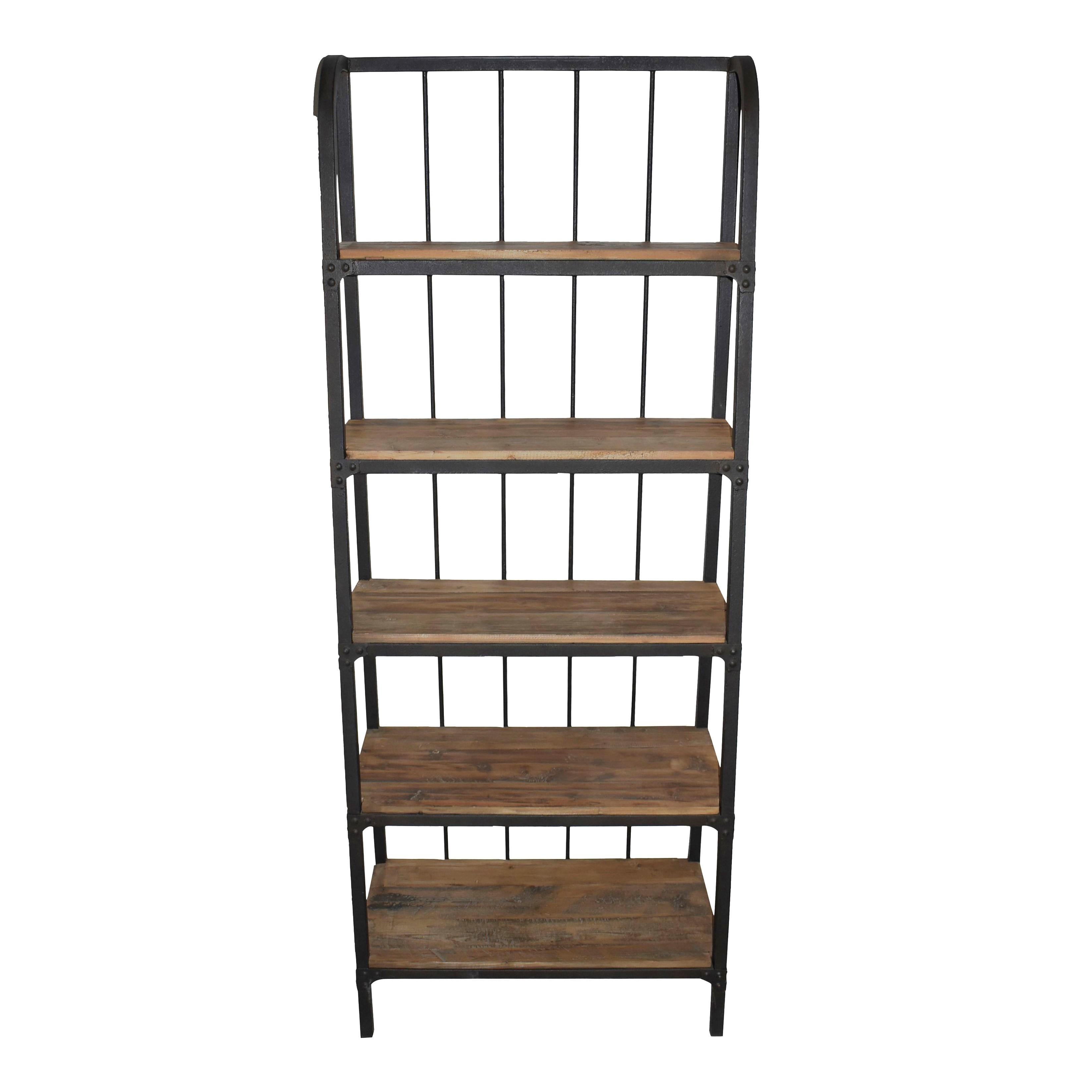 Con una estructura robusta y líneas elegantes y limpias, esta estantería de escalera añade equilibrio y funcionalidad a cualquier habitación. Cinco resistentes estantes de pino con todo el carácter y las marcas que cabría esperar de la madera