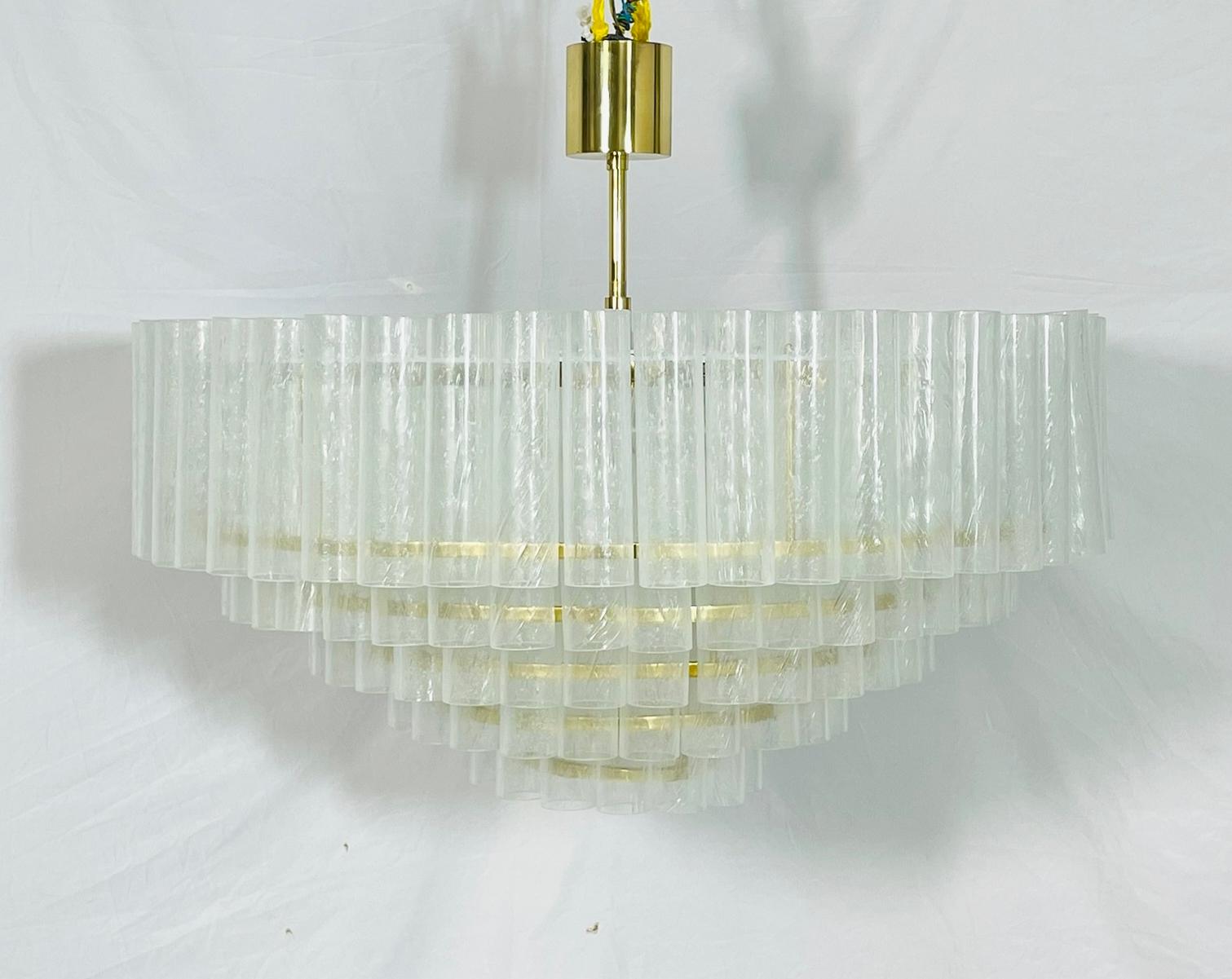 Fünfstöckiger Kronleuchter aus Muranoglas und Messing von Fabio LTD, Italien, 1980er Jahre (Moderne der Mitte des Jahrhunderts) im Angebot