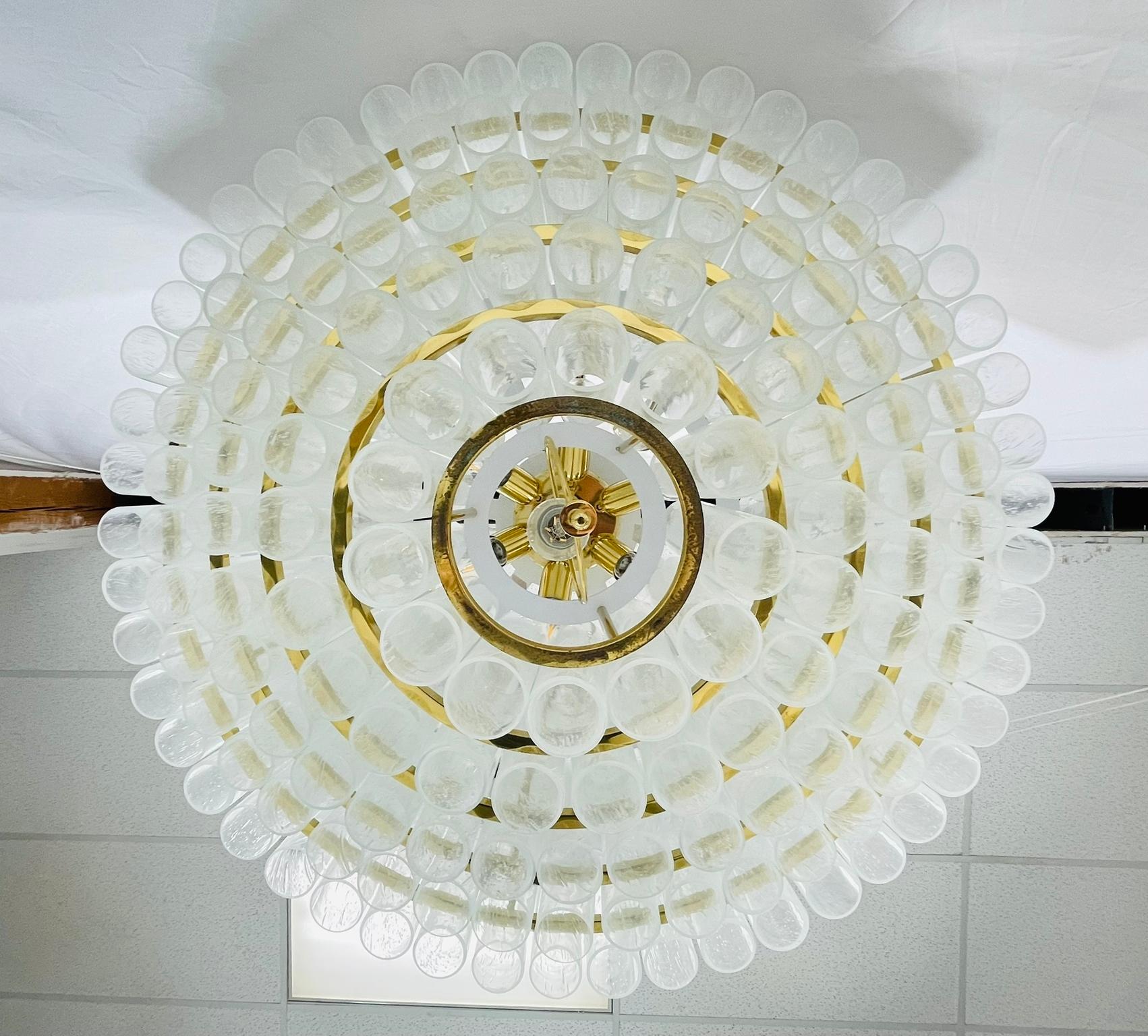 Fünfstöckiger Kronleuchter aus Muranoglas und Messing von Fabio LTD, Italien, 1980er Jahre im Zustand „Gut“ im Angebot in Los Angeles, CA
