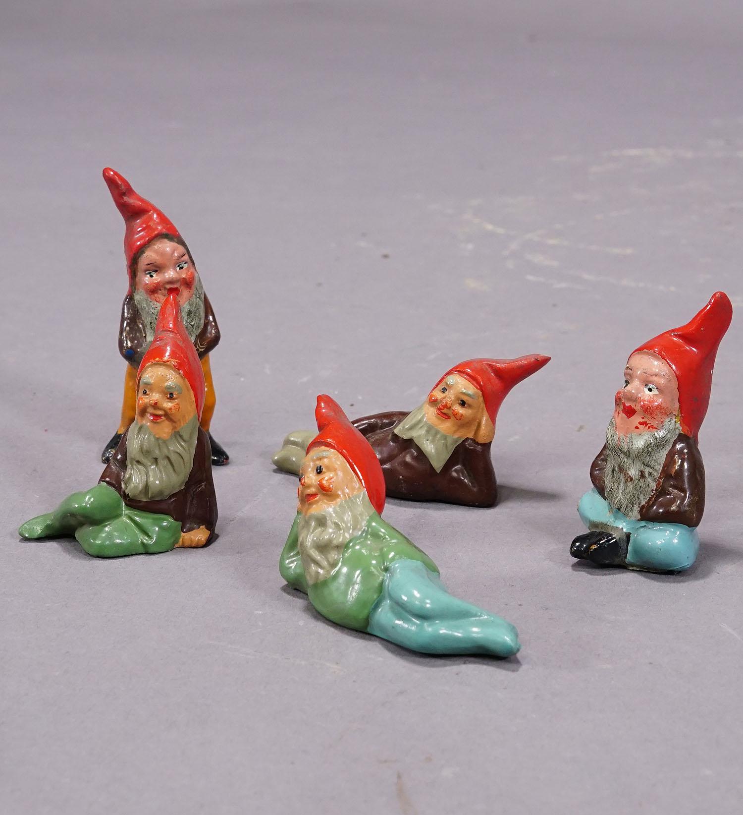 Cinco diminutos gnomos de jardín de terracota, Alemania, ca. 1950

Caprichoso conjunto de cinco diminutos gnomos de jardín fabricados en Alemania hacia los años 50, probablemente por Heissner. Están hechos de terracota y pintados a mano con colores