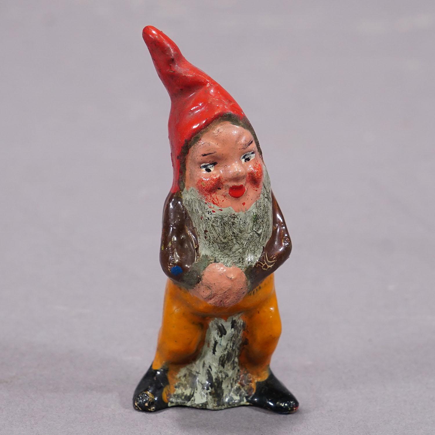Cinco diminutos gnomos de jardín de terracota, Alemania, ca. 1950 Alemán en venta