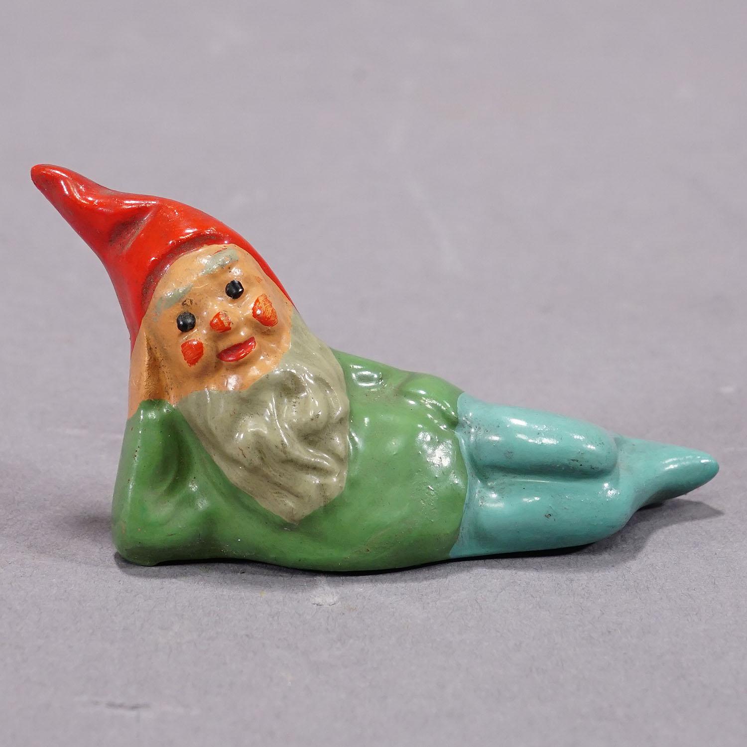 Cinco diminutos gnomos de jardín de terracota, Alemania, ca. 1950 mediados del siglo XX en venta