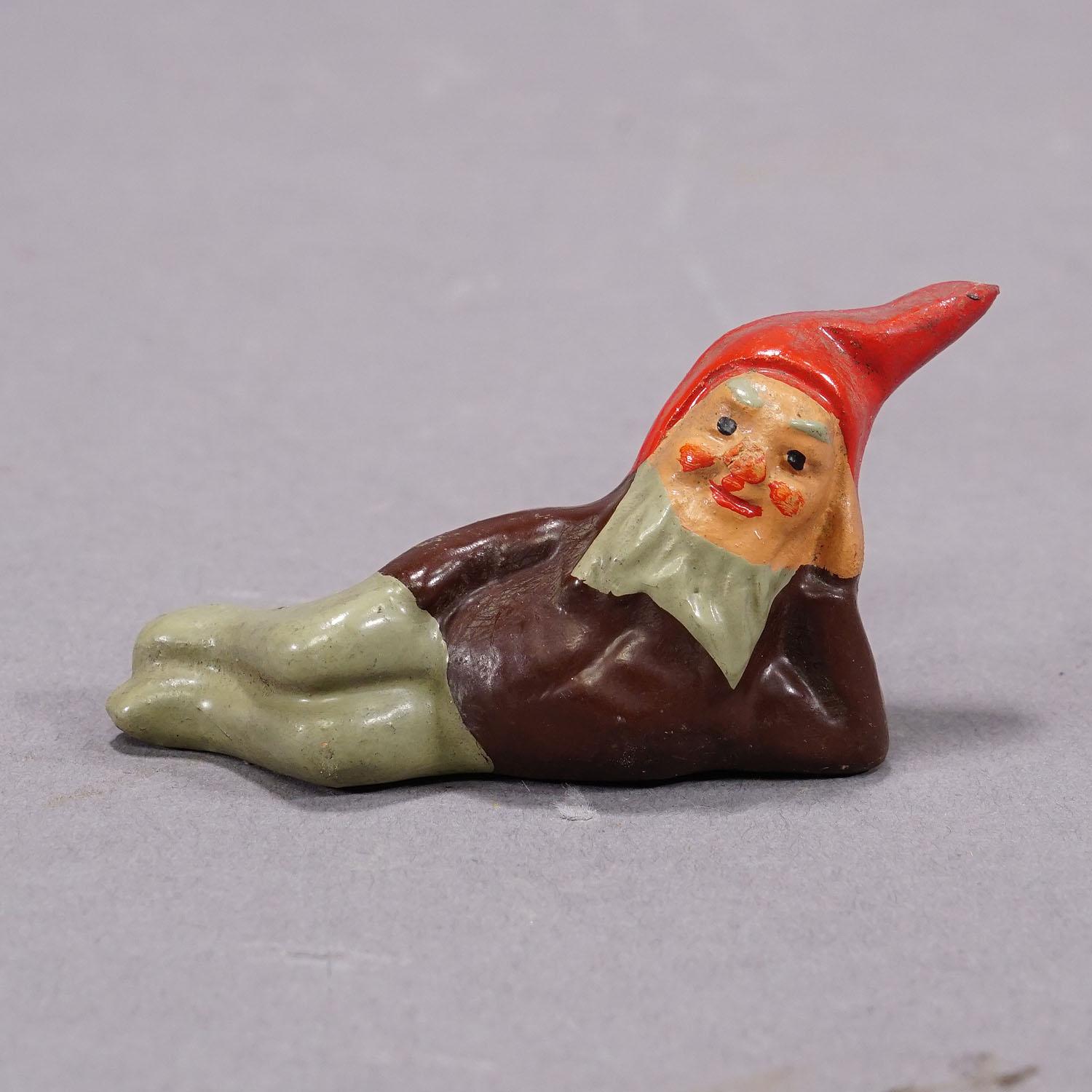 Cinco diminutos gnomos de jardín de terracota, Alemania, ca. 1950 Terracota en venta