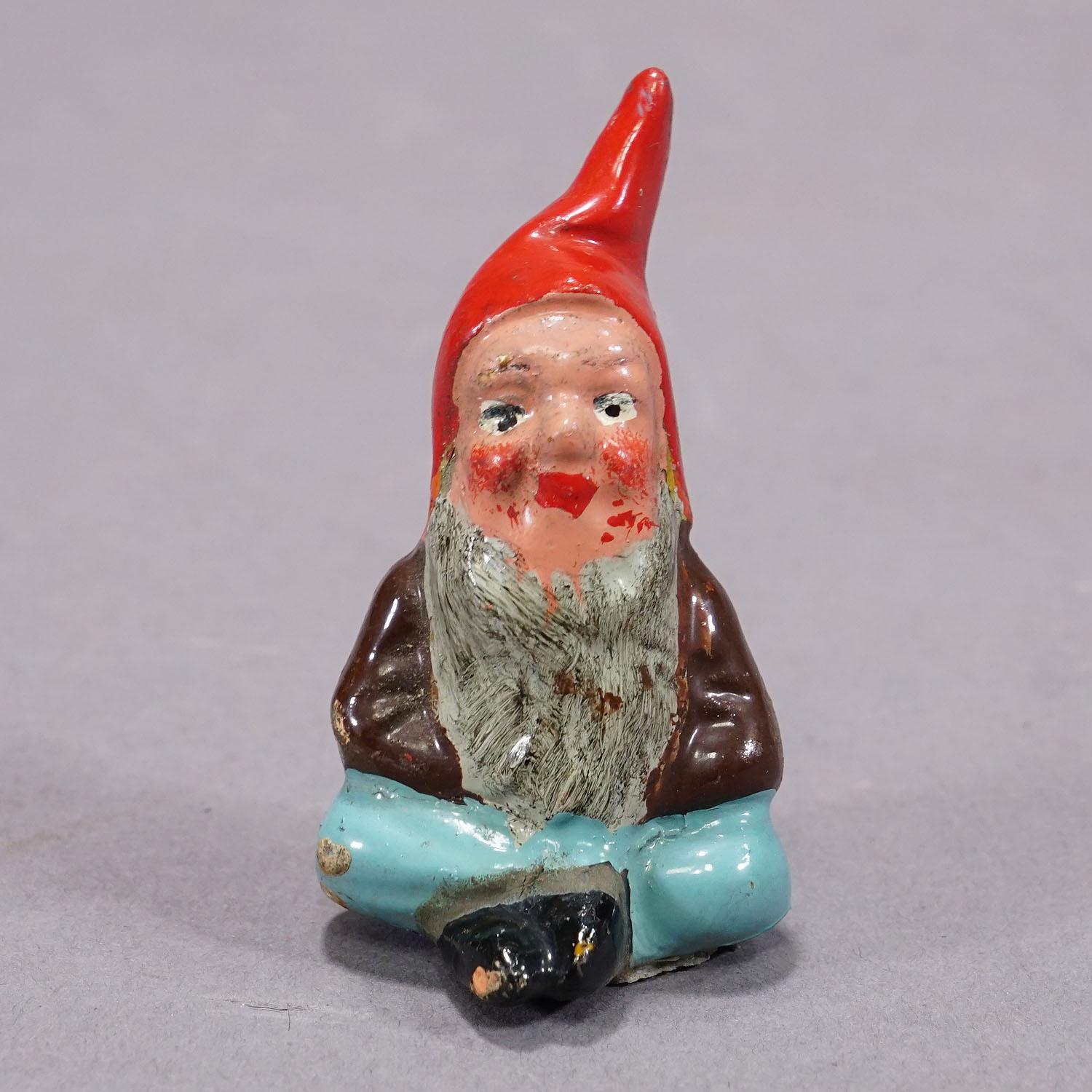 Cinco diminutos gnomos de jardín de terracota, Alemania, ca. 1950 en venta 1