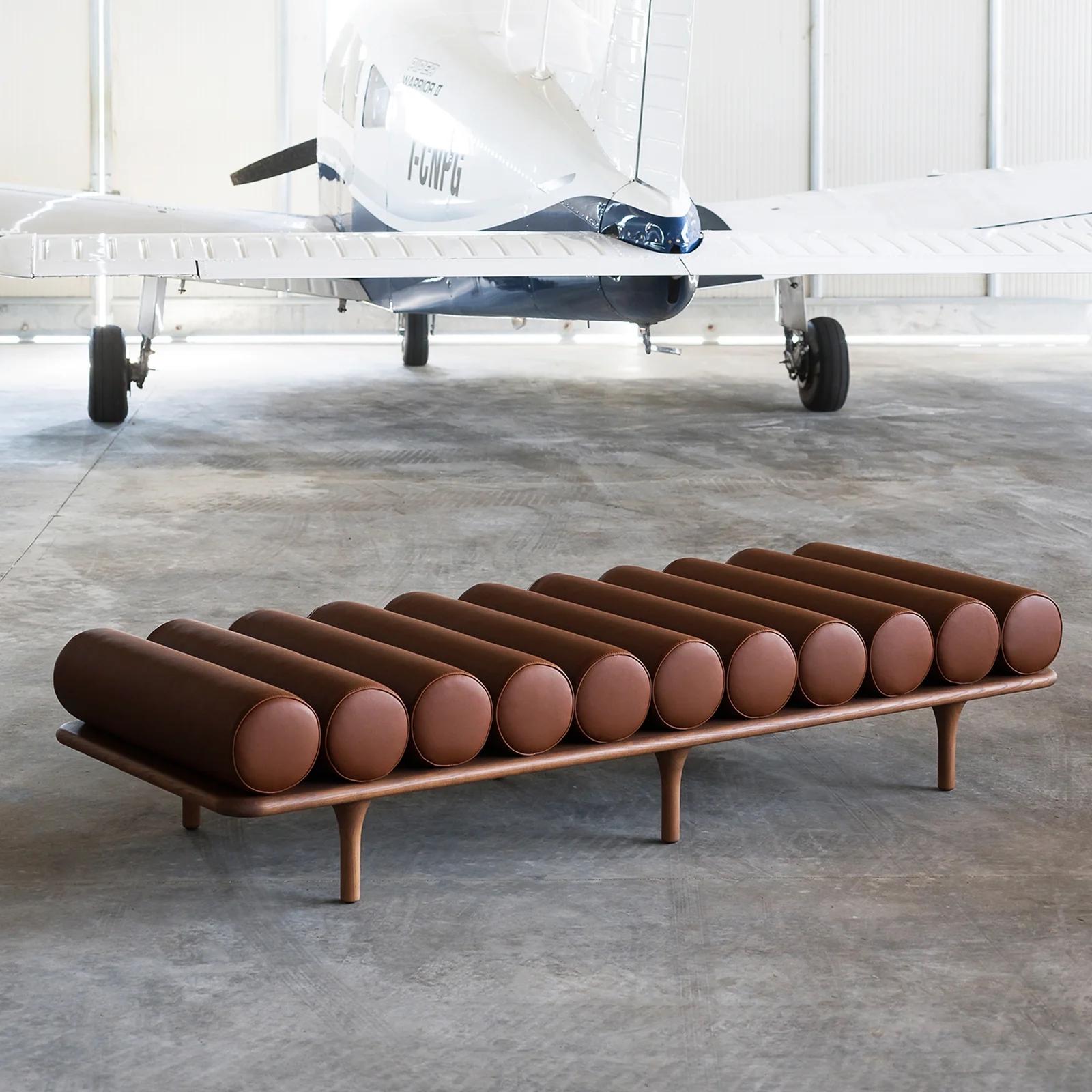 El Daybed Five to Nine es la pieza central de un refinado e imaginario atelier de artista: un mueble con un carácter distintivo, diseñado para satisfacer con estilo y funcionalidad las necesidades cada vez más versátiles de la vida