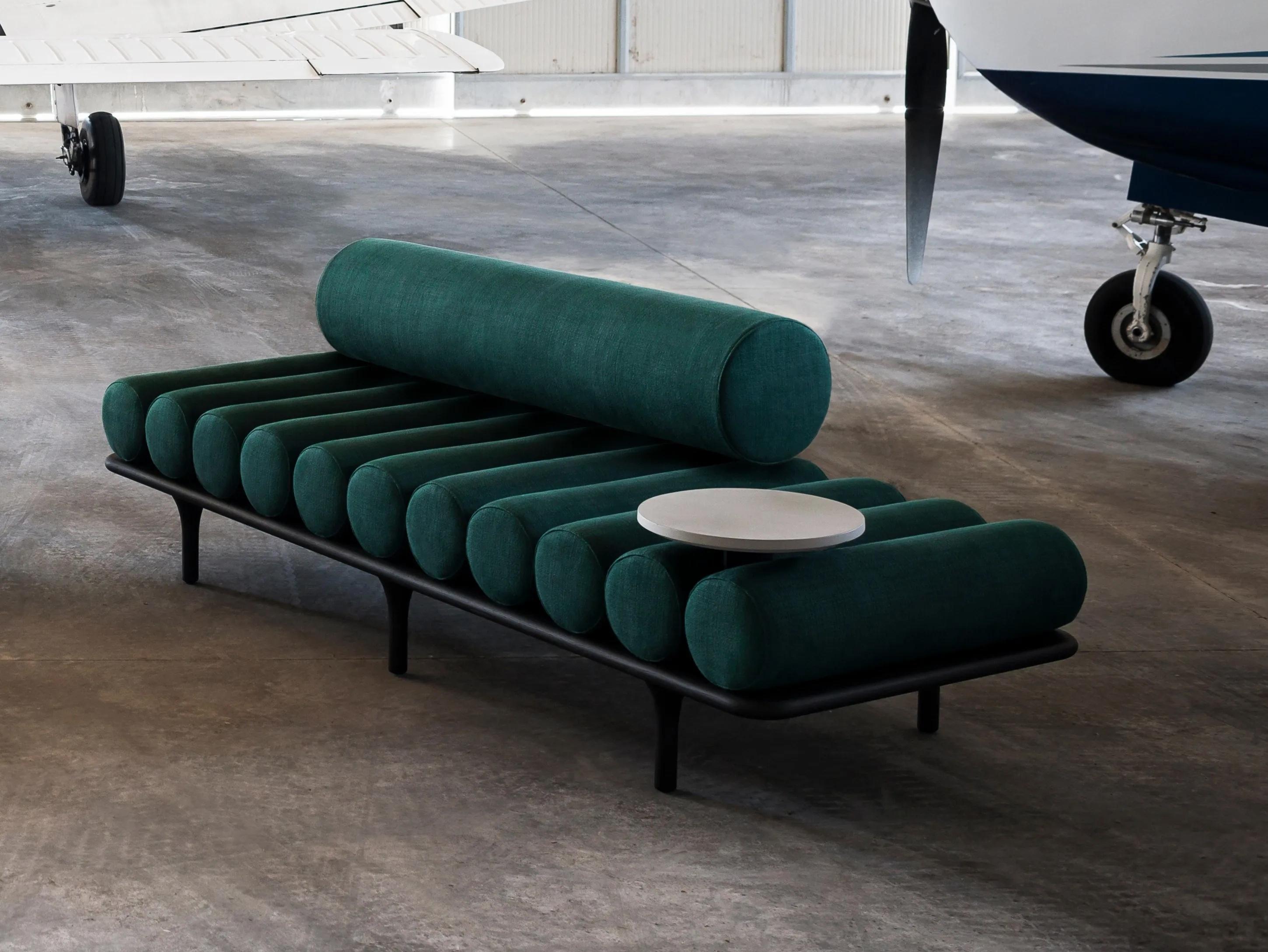 El daybed Five to Nine es la pieza central de un refinado e imaginario atelier de artista: un mueble con una fuerte identidad, diseñado para satisfacer con estilo y funcionalidad las necesidades cada vez más versátiles de la vida