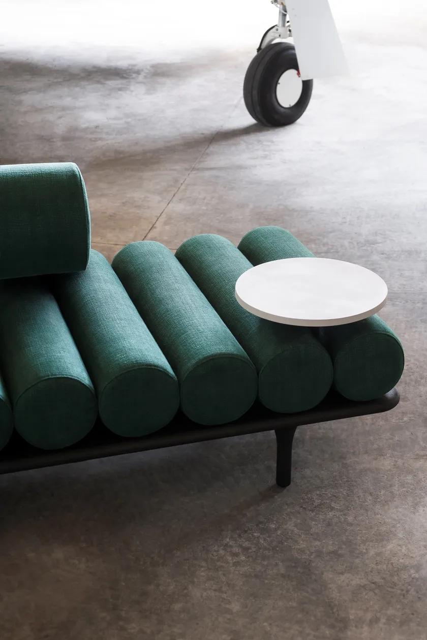 Five to Nine - Daybed con respaldo y mesa de cemento de Studiopepe para Tacchini Italian en venta