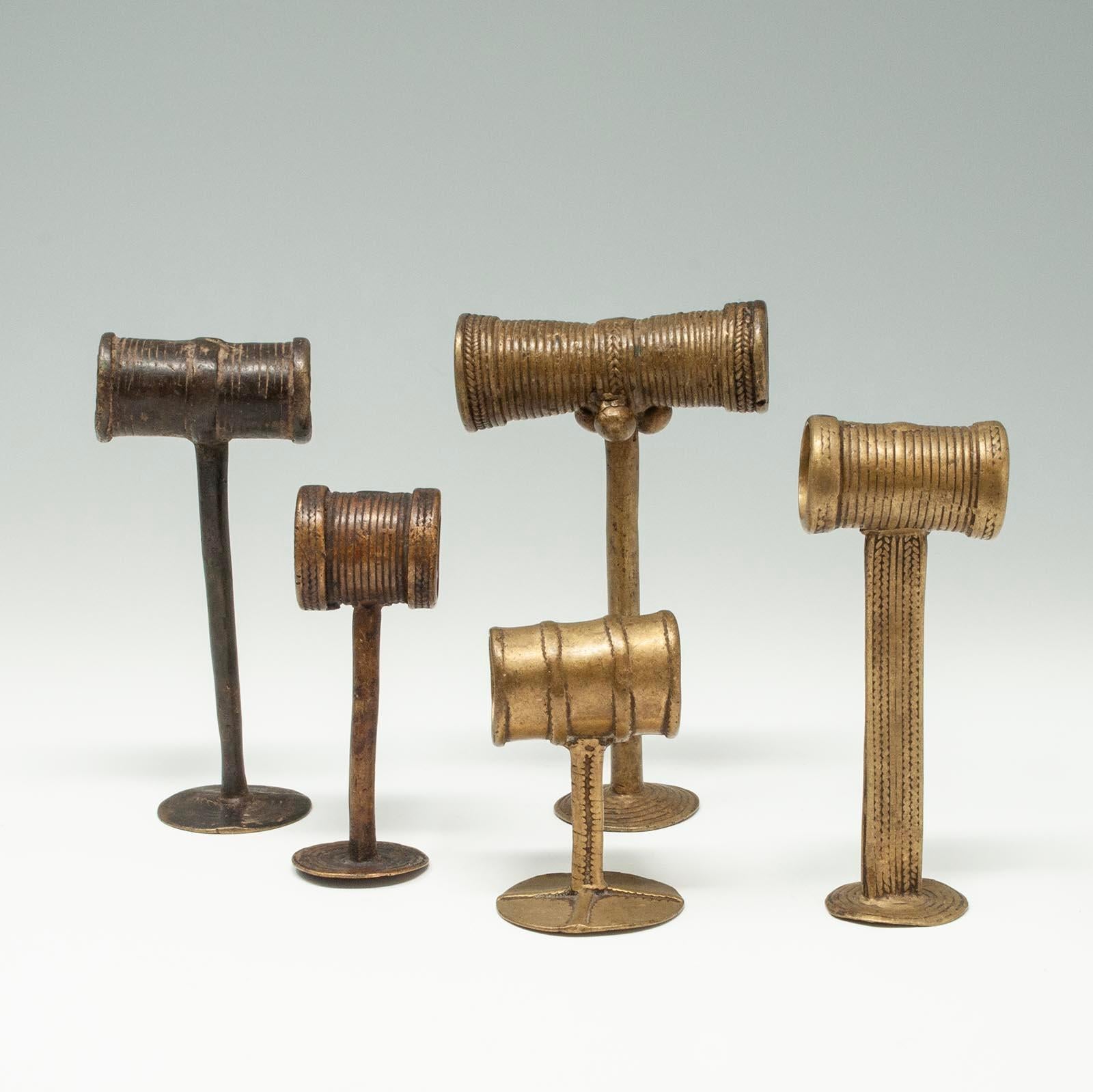 Cinque tabacchiere tribali in bronzo, cultura Tiv, Nigeria
Lega di ottone o rame
Da 4,5 (11,4 cm) a 2,25 (6,7 cm) pollici di altezza
xIX secolo

Un'affascinante collezione di cinque tabacchiere a cera persa utilizzate nella cultura Tiv della