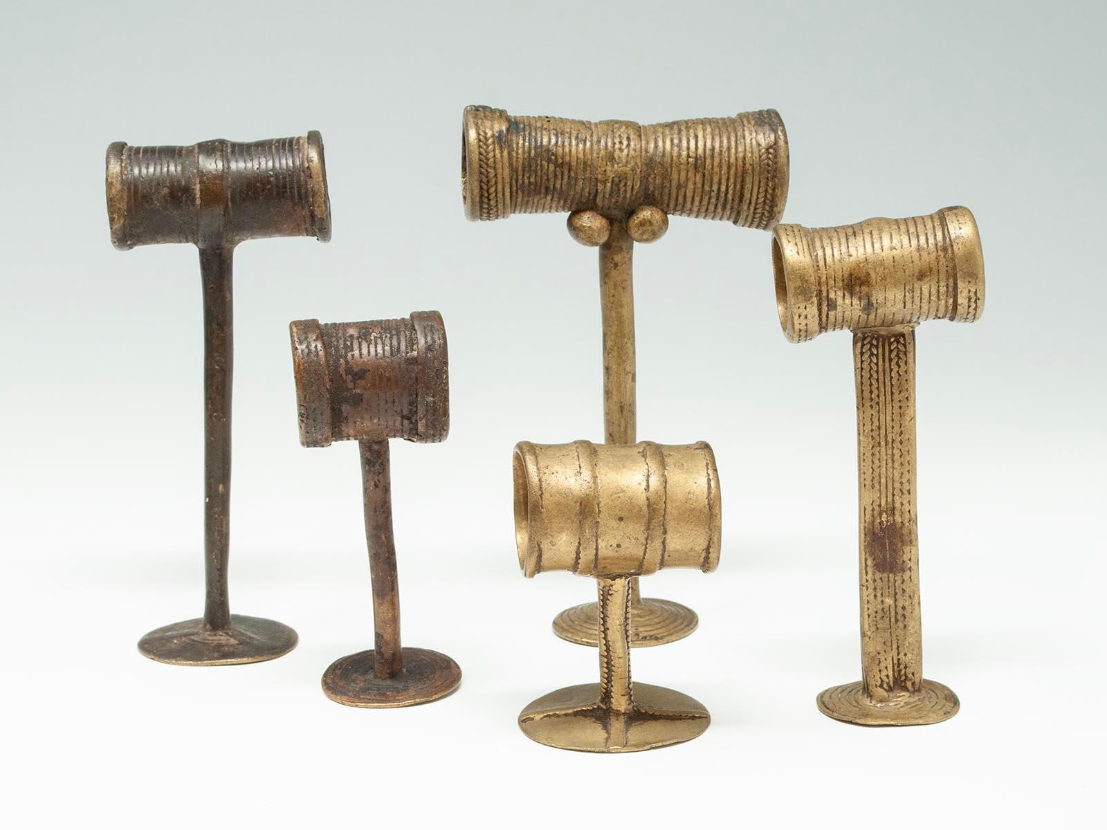 Nigeriano Cinque tabacchiere tribali in bronzo, cultura Tiv, Nigeria in vendita