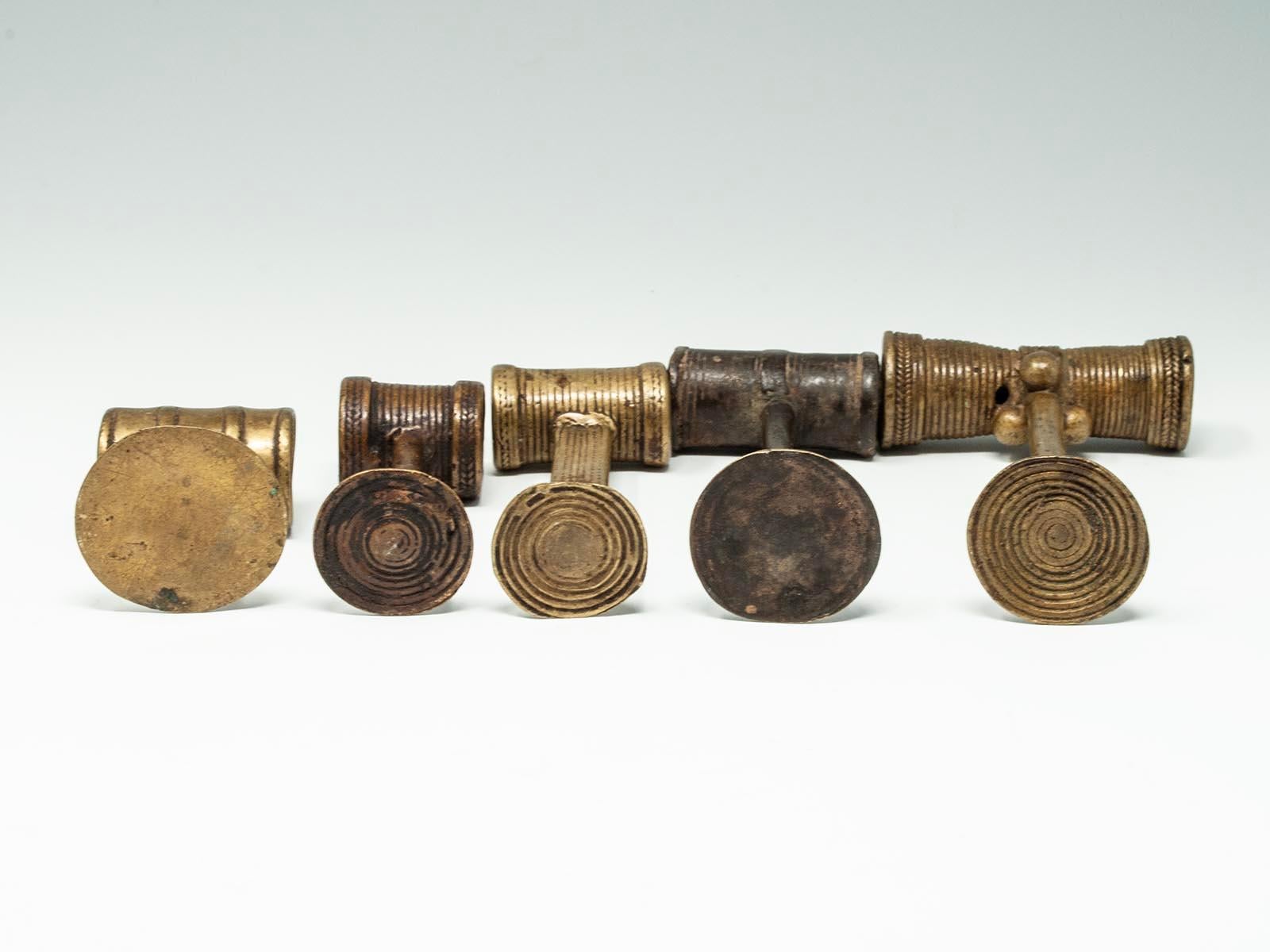 XIX secolo Cinque tabacchiere tribali in bronzo, cultura Tiv, Nigeria in vendita