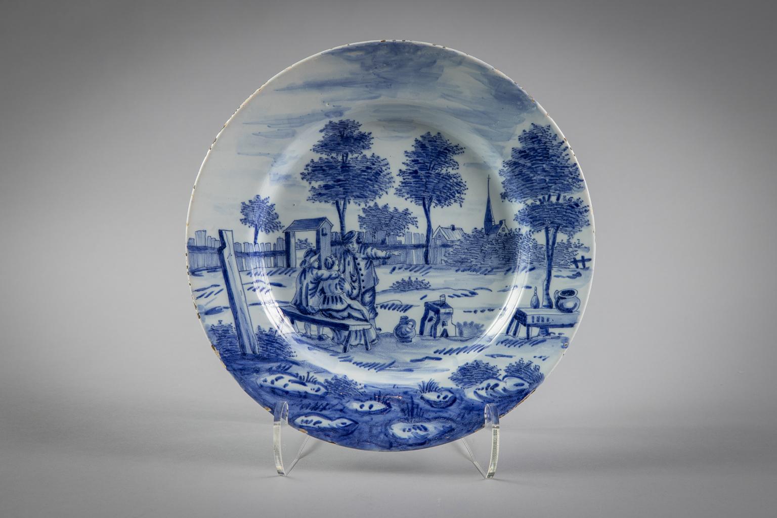 Five Unusual Delft Blue and White Plates, circa 1750 In Good Condition For Sale In New York, NY