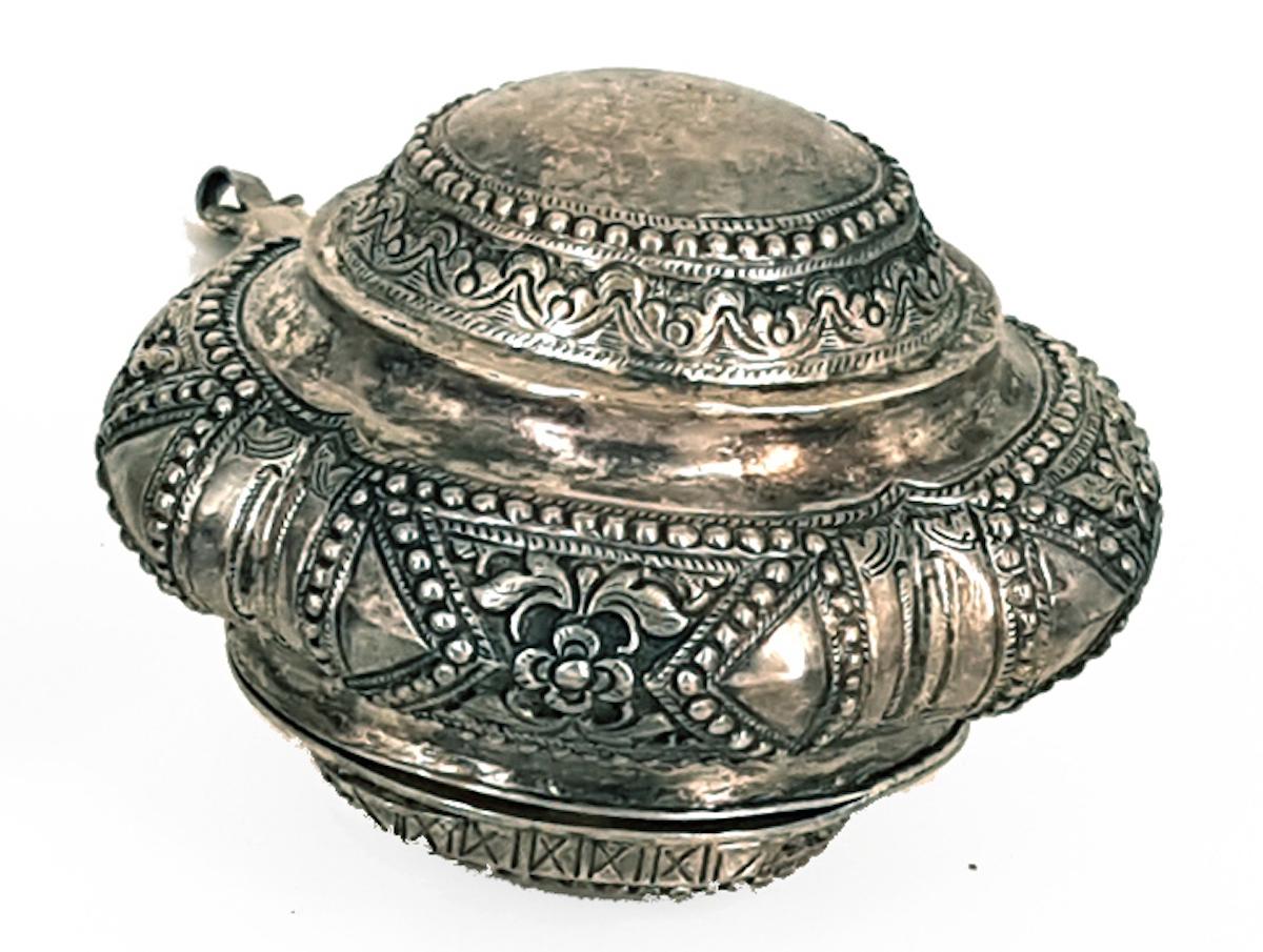Five Vessels with Indonesian Lids in Repoussé Silver In Good Condition For Sale In Roma, IT