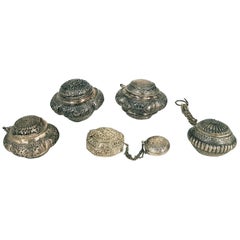 Fünf Gefäße mit indonesischen Deckeln aus Repoussé-Silber