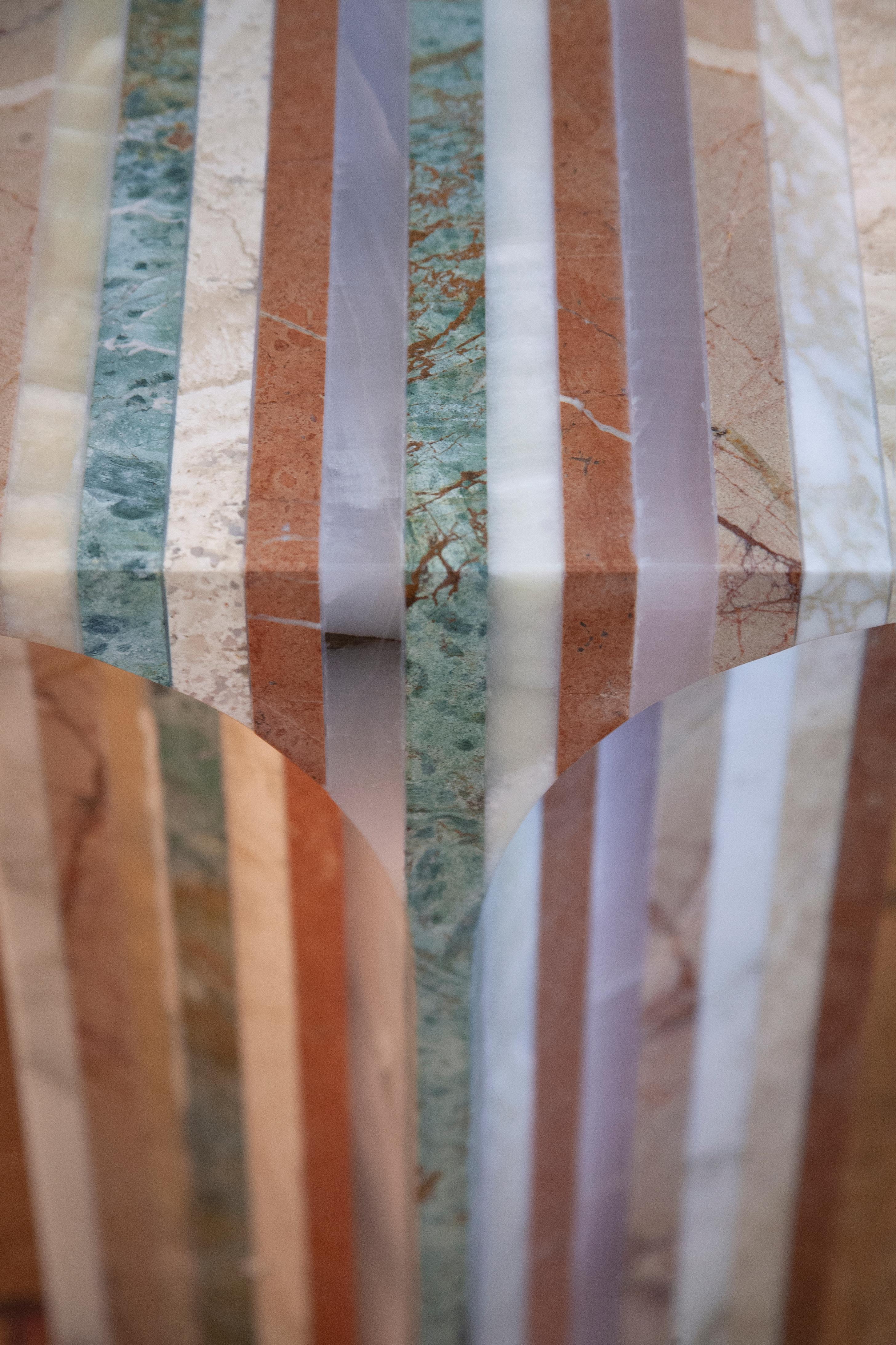 La collection exclusive de marbre SEVEN est le résultat d'une Collaboration
entre le studio de design de meubles BUDDE, basé à Cologne, et l'entreprise
SolidNature, l'un des principaux conservateurs et fournisseurs mondiaux de produits naturels de