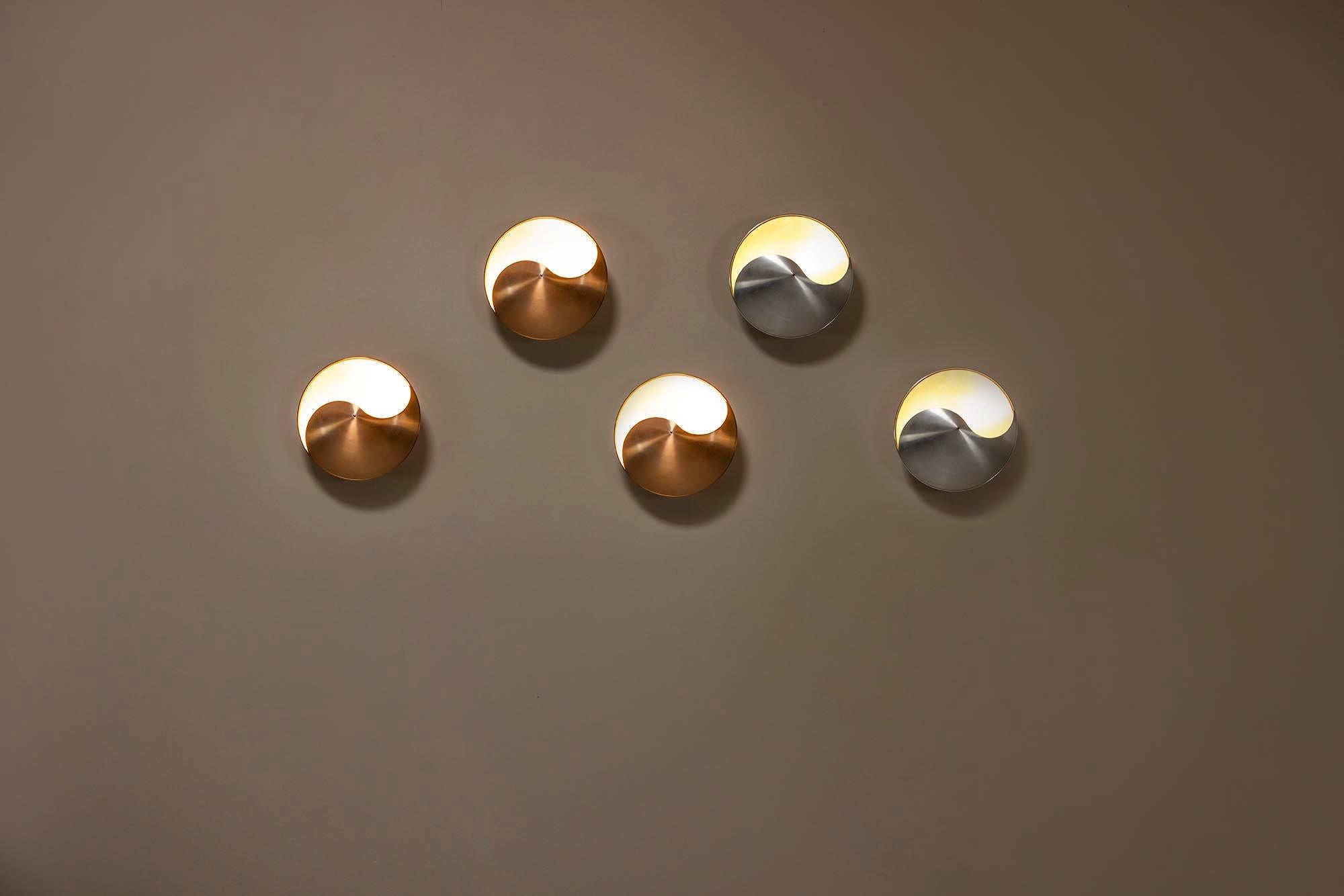 Raak fue uno de los fabricantes holandeses de iluminación más importantes de mediados del siglo pasado, que diseñaba principalmente productos innovadores de carácter modesto.El diseño de estas refinadas lámparas 