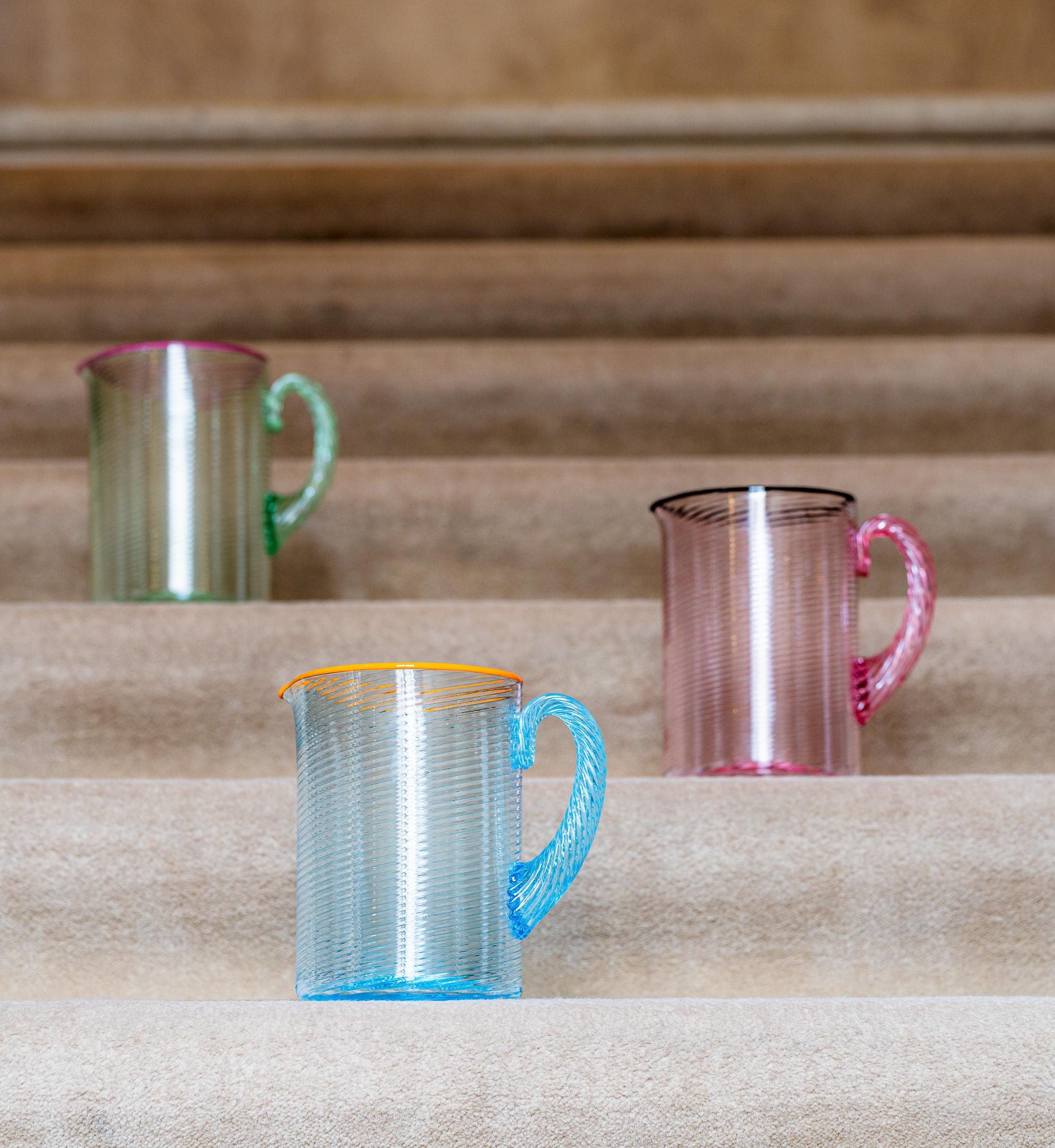 Le Blue Fizzy Glass est né d'une journée intensive à Murano aux côtés du maestro Gianni Seguso. En utilisant la technique du rigà-menà, qui consiste à strier, tourner et tirer le verre en un seul mouvement, le maestro a créé une surface vivante et