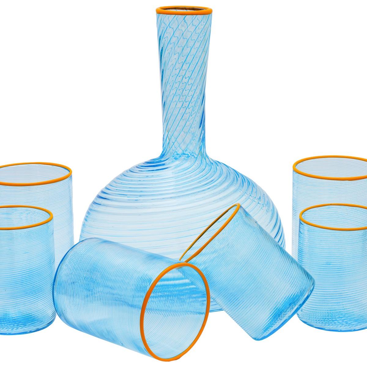 La Fizzy Jug est soufflée à la main dans un précieux verre aigue-marine de Murano et finie avec un bord orange vibrant scellé à chaud. Il est né d'une longue et mémorable journée passée à Murano avec le maestro Gianni Seguso, où l'ancienne technique