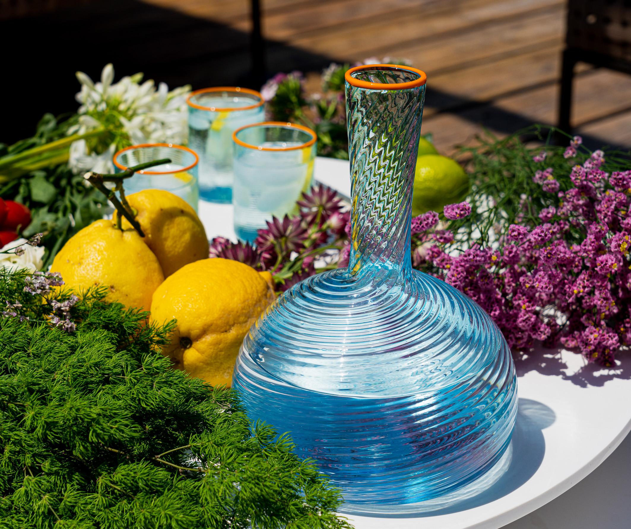 Fait main Carafe FIZZY en bleu avec bord en verre orange, par Giberto Venezia en vente
