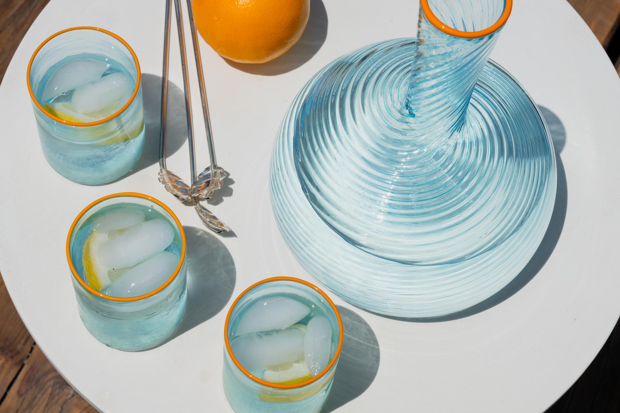 Verre d'art Carafe FIZZY en bleu avec bord en verre orange, par Giberto Venezia en vente