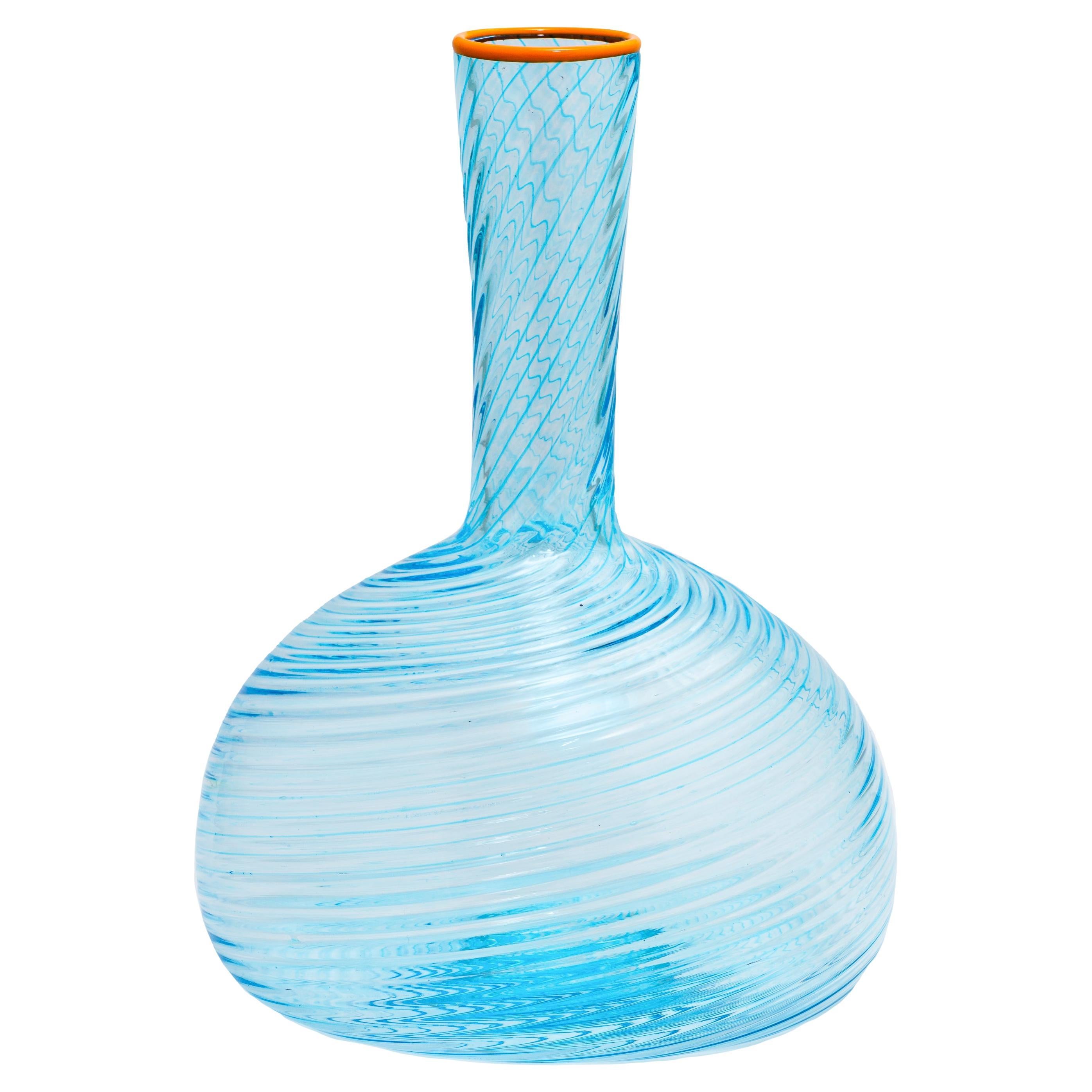Blaue Karaffe FIZZY mit orangefarbenem Glasrand, von Giberto Venezia