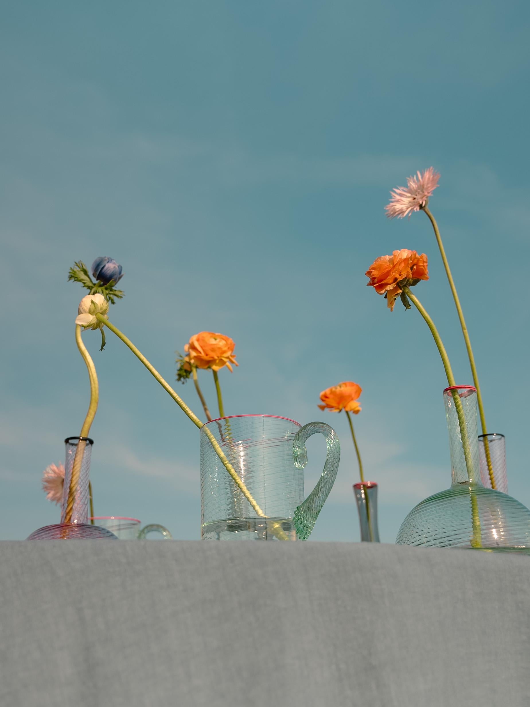 La Fizzy Jug est soufflée à la main dans un précieux verre vert de Murano et finie avec un bord rose thermosoudé. Comme le rappelle Giberto : 