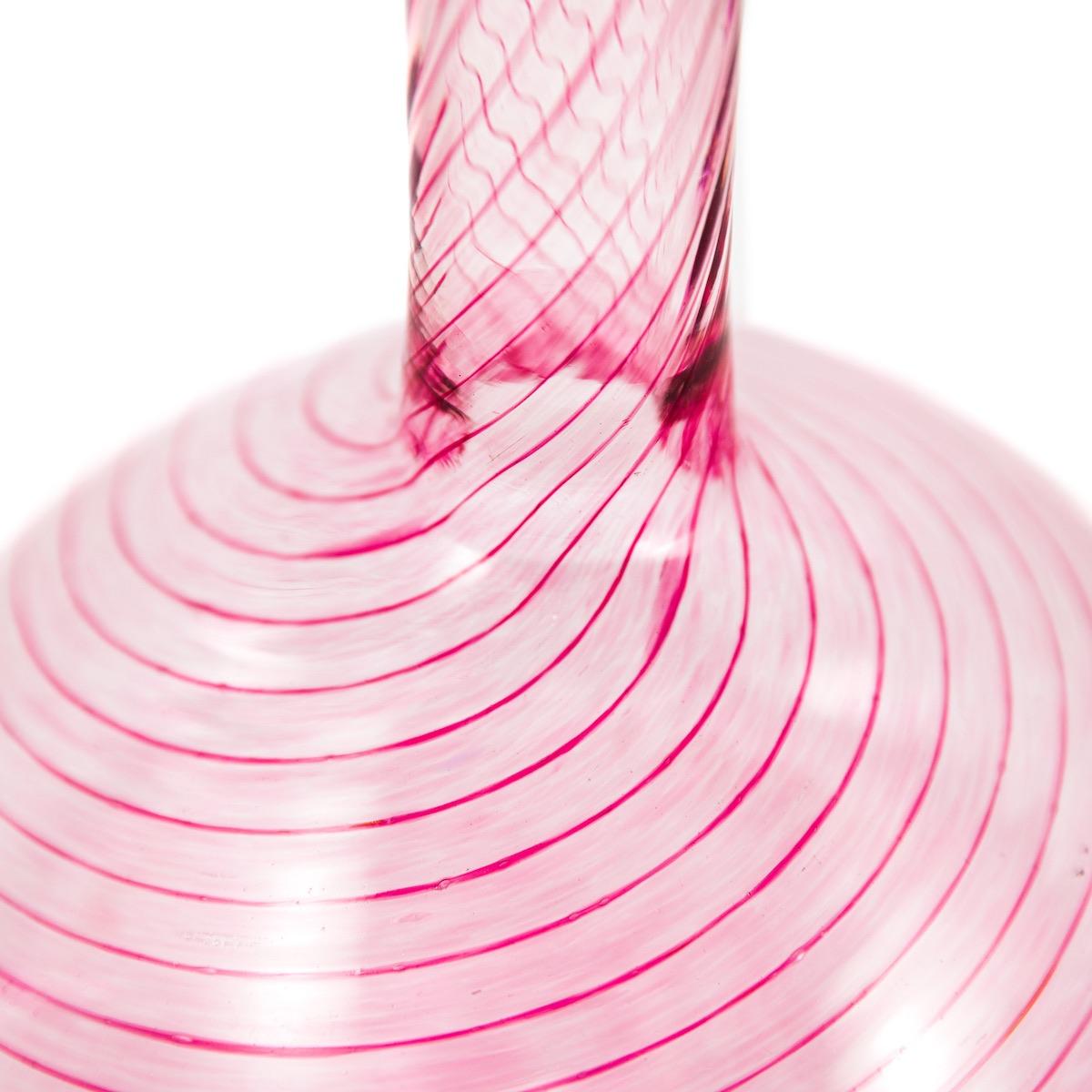 FIZZY Karaffe in Rosa mit schwarzem Glasrand, von Giberto Venezia (Italienisch) im Angebot