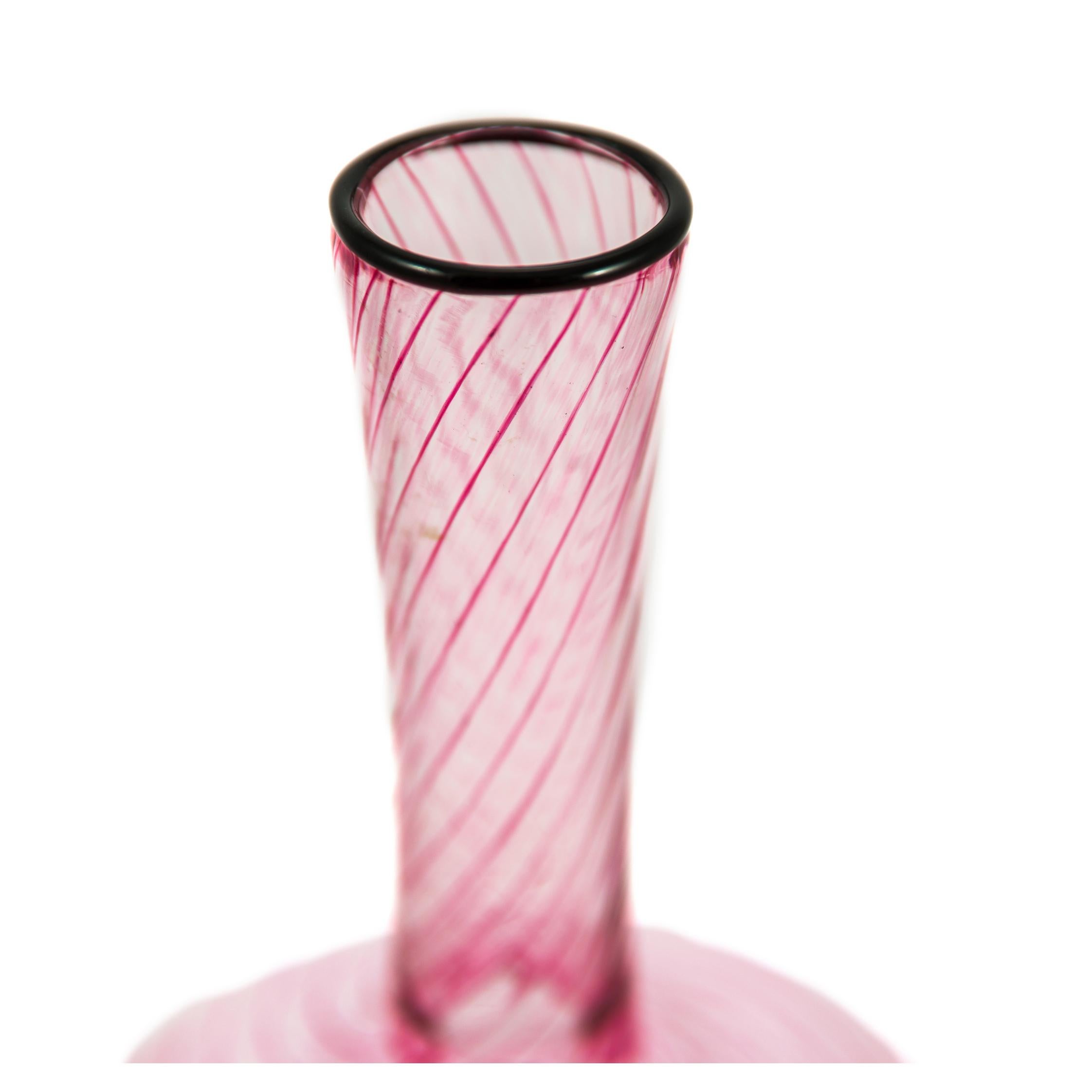 FIZZY Karaffe in Rosa mit schwarzem Glasrand, von Giberto Venezia (Handgefertigt) im Angebot