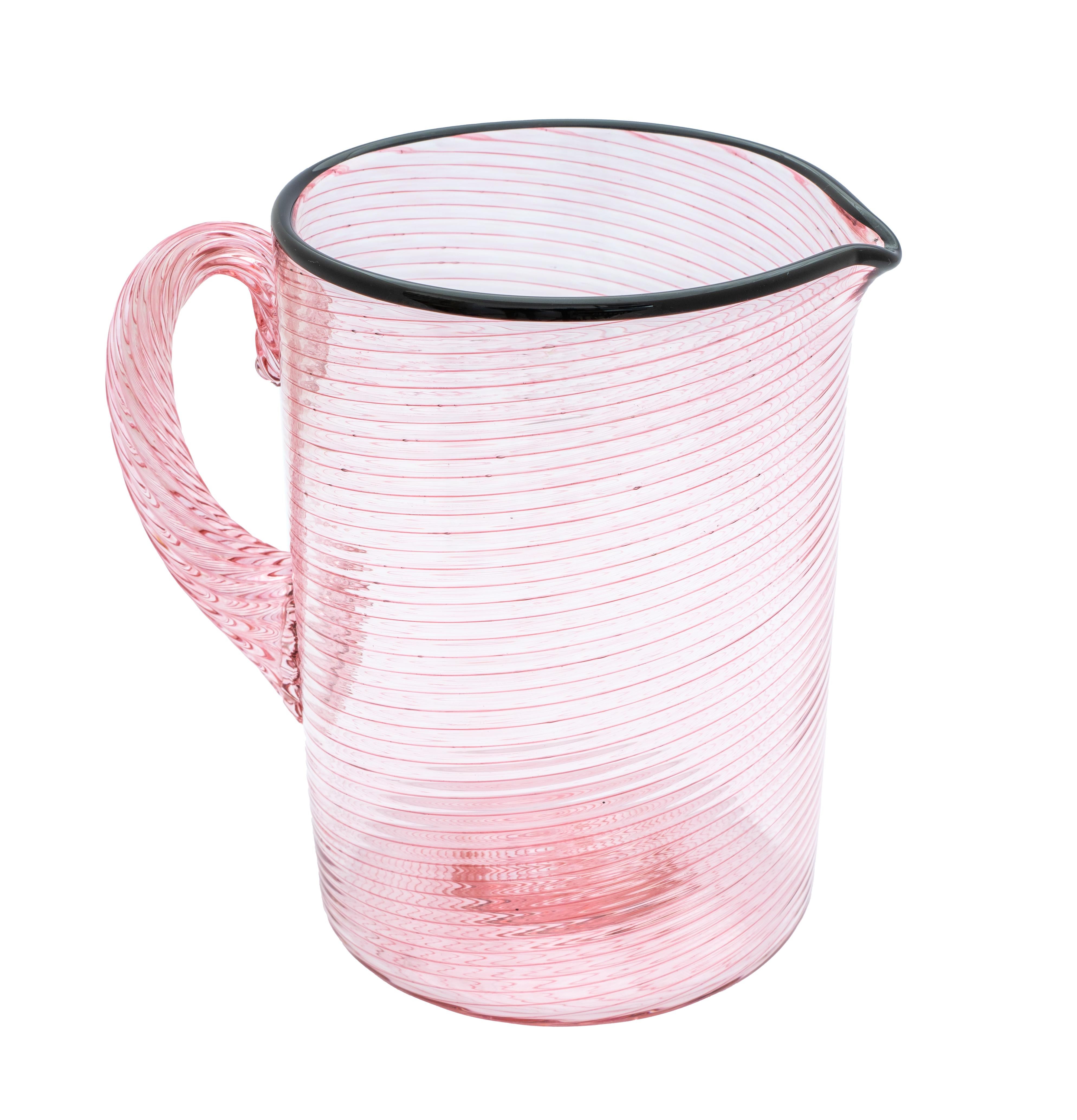 Der Fizzy Jug ist aus kostbarem grünem Murano-Glas mundgeblasen und mit einem heißgesiegelten rosa Rand versehen. Giberto erinnert sich: 