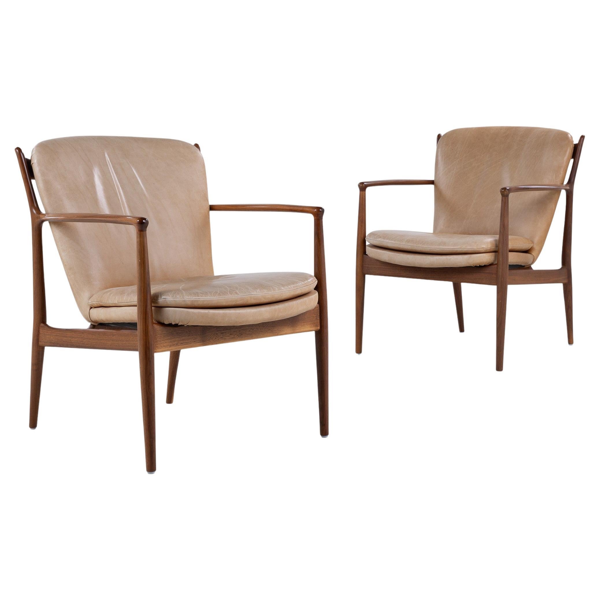 FJ 51 - Pair of lounge chairs in walnut by Finn Juhl For Sale