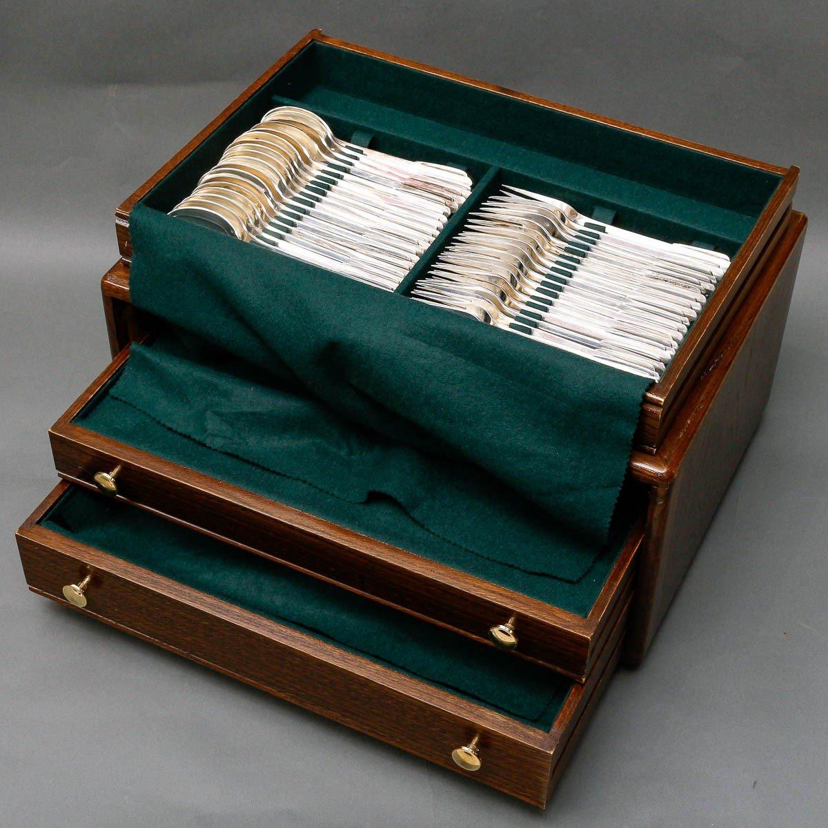 Solid silver cutlery in its wooden chest made up of three drawers.
Very rare model designed by Designer Fjerdinstad.
Dimensions of the chest: 51 cm x 37 cm x 23.5 cm
Weight: 7268 grams
Material: Silver 1st title
Minerva hallmark
Period: ART