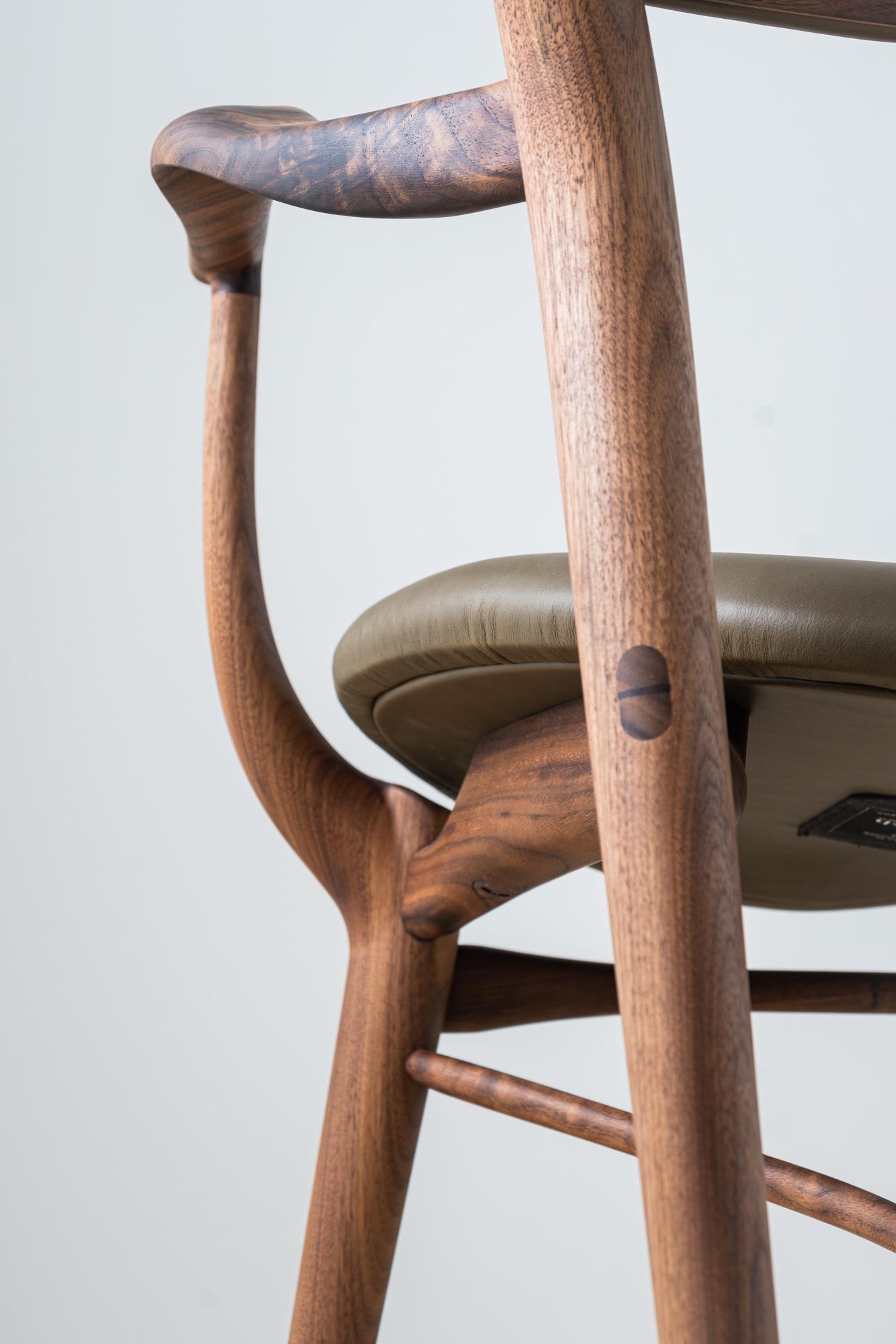 Fjoon Kapitänsstuhl/Beistellstuhl aus Leder/Walnussholz von Fernweh Woodworking (Skandinavische Moderne) im Angebot
