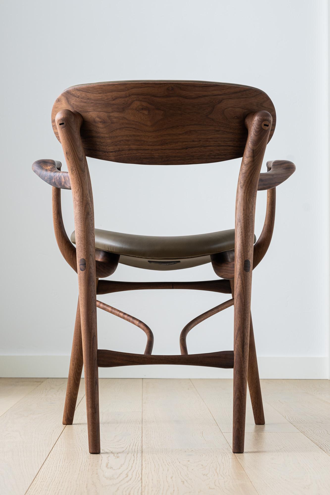 Fjoon Kapitänsstuhl/Beistellstuhl aus Leder/Walnussholz von Fernweh Woodworking (Holzarbeit) im Angebot