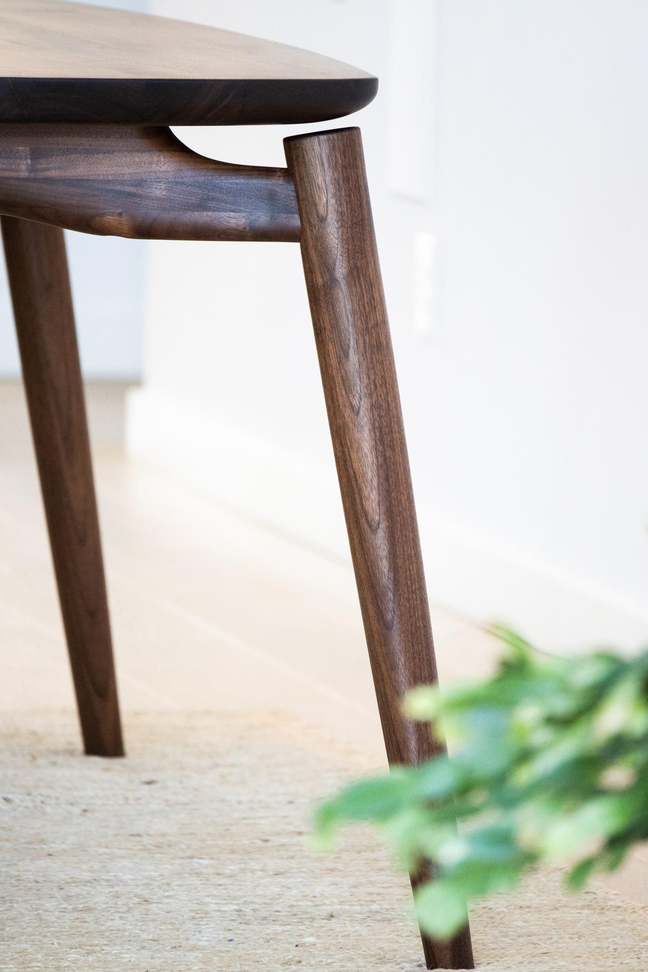 Scandinavo moderno Tavolo da pranzo Fjoon di Fernweh Woodworking in noce in vendita