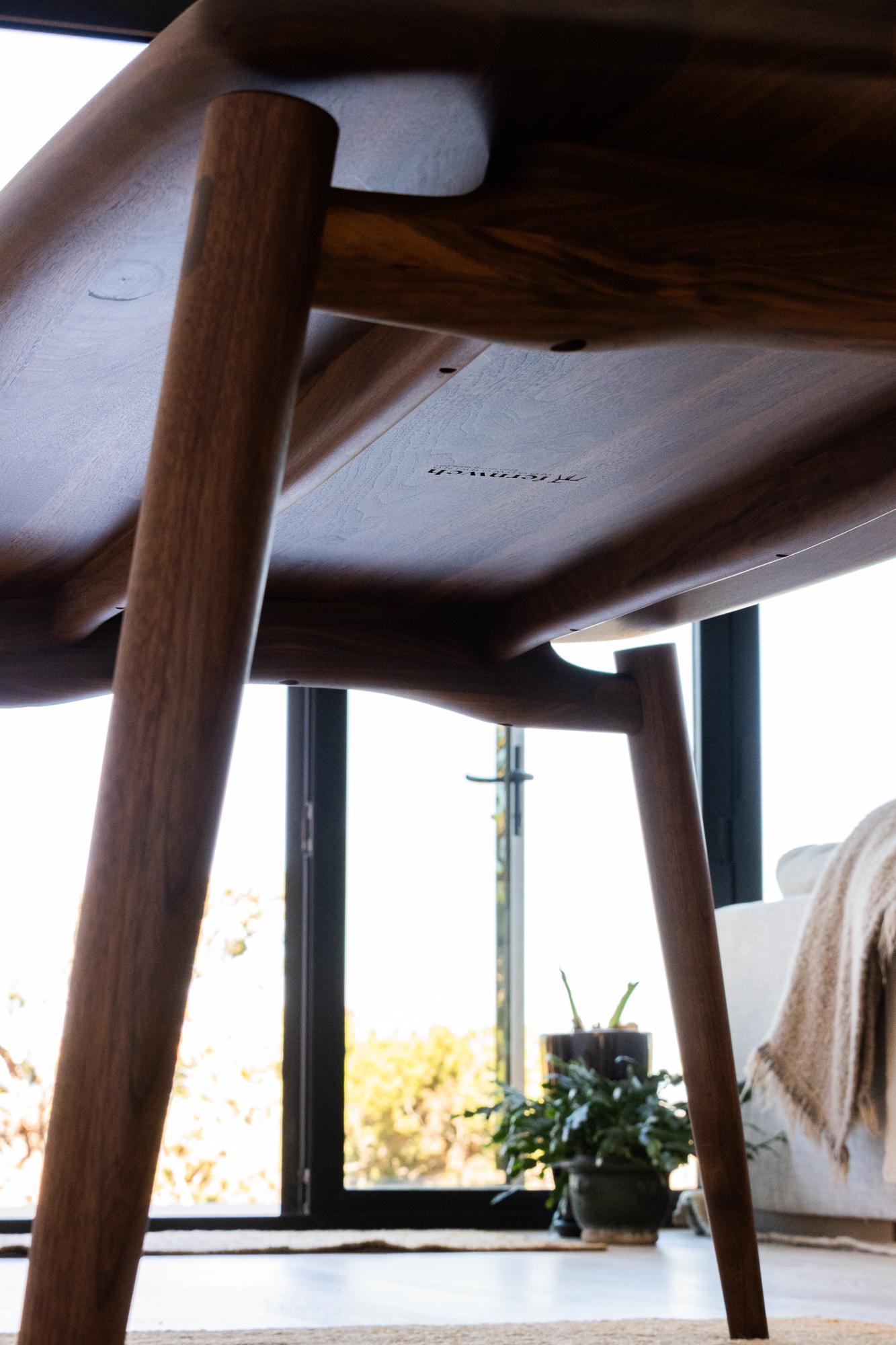 Noce Tavolo da pranzo Fjoon di Fernweh Woodworking in noce in vendita
