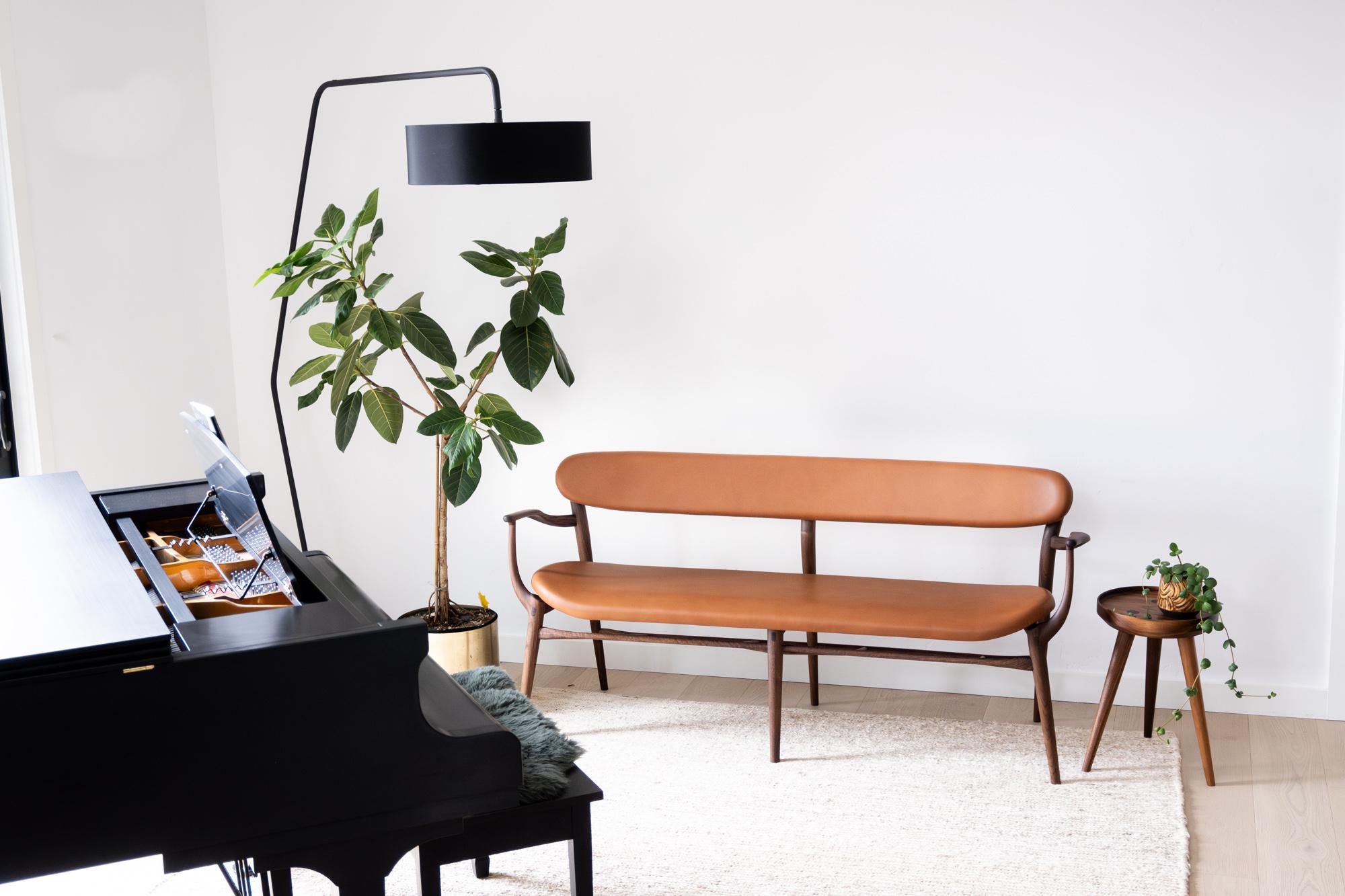 Fjoon Eingangsbereich Bewaffnete Bank/Sofa, Hartholz Walnuss Leder, Fernweh Woodworking im Angebot 5