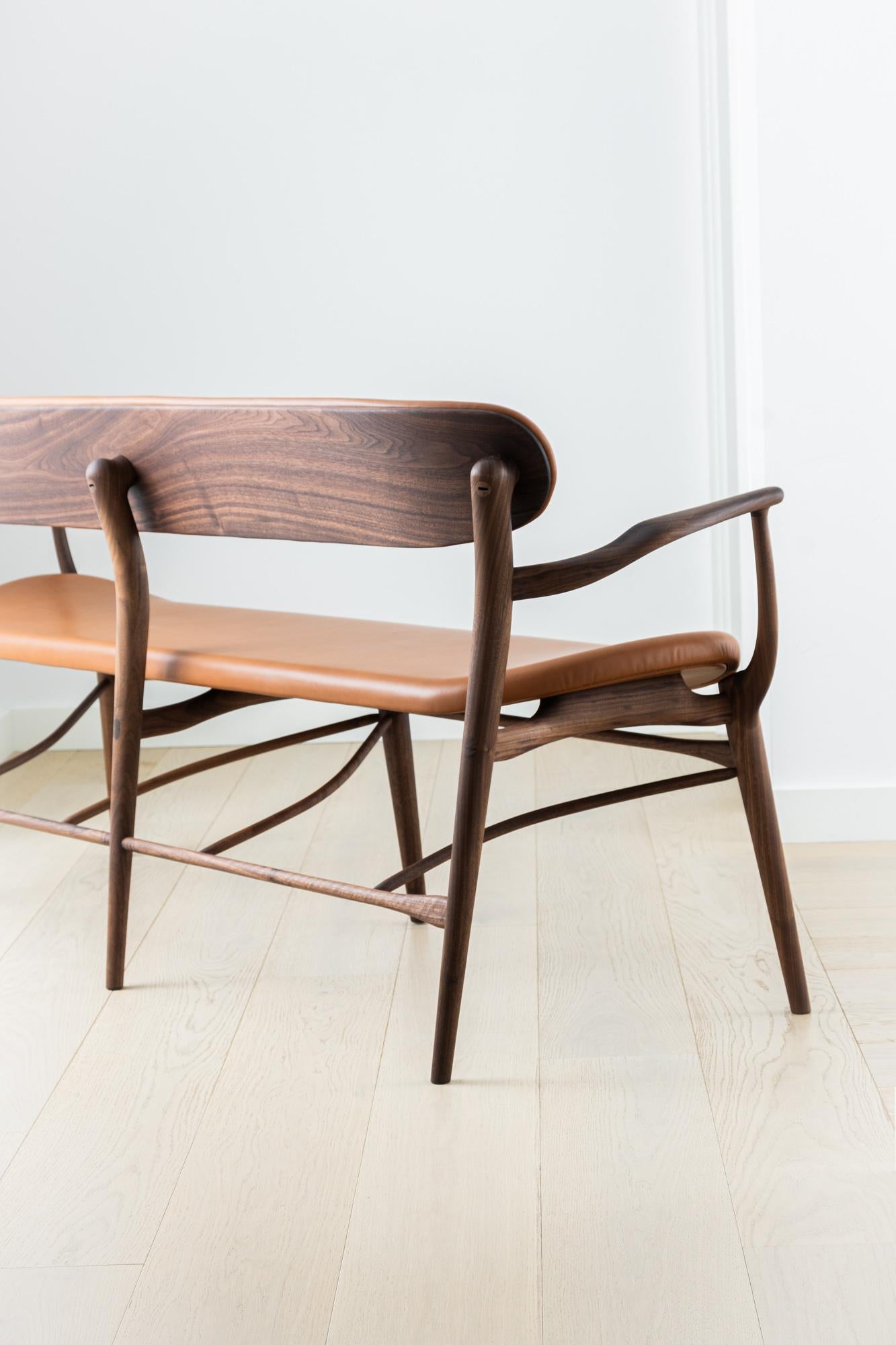 Fjoon Eingangsbereich Bewaffnete Bank/Sofa, Hartholz Walnuss Leder, Fernweh Woodworking (Skandinavische Moderne) im Angebot