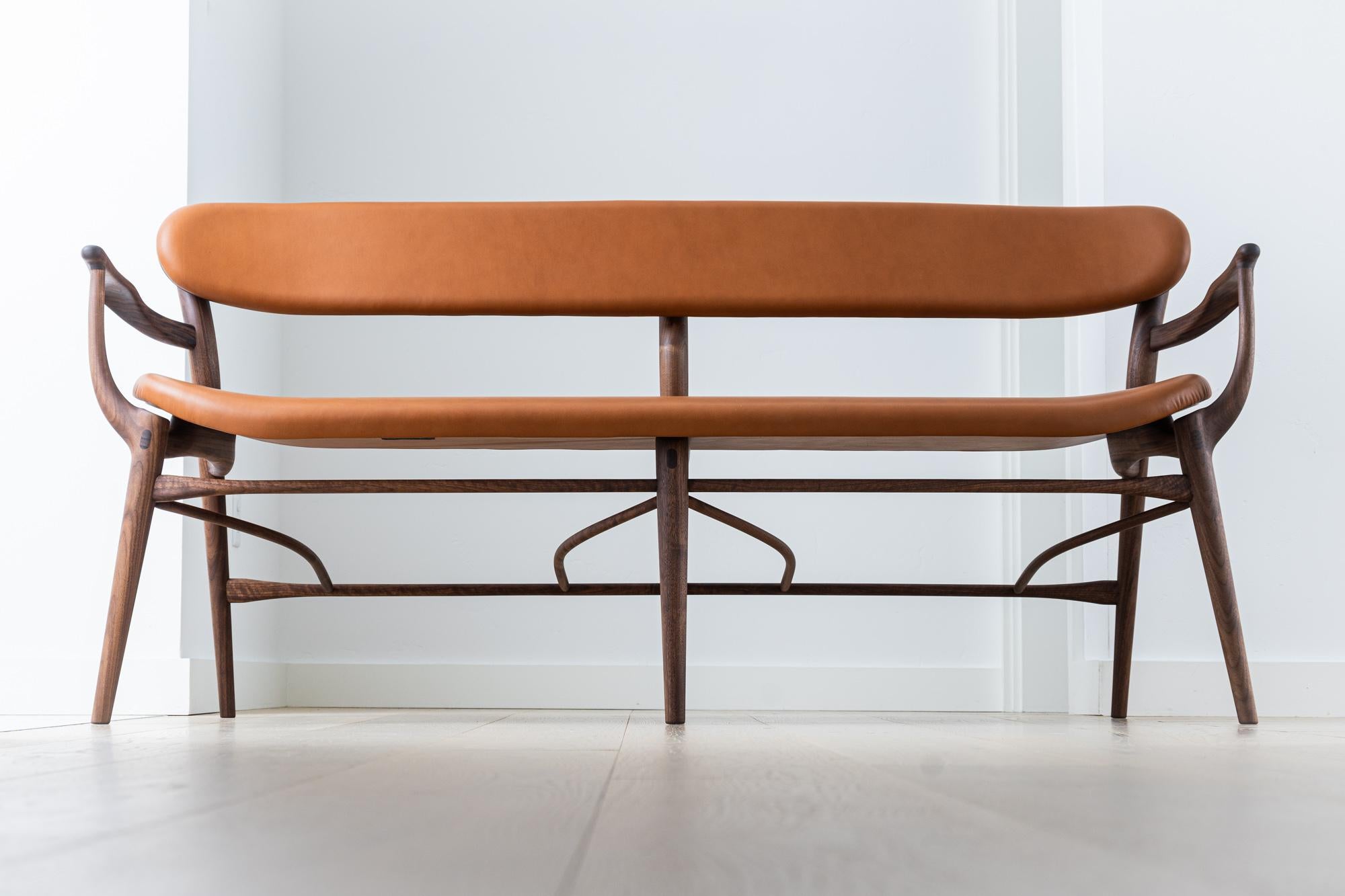 Fjoon Eingangsbereich Bewaffnete Bank/Sofa, Hartholz Walnuss Leder, Fernweh Woodworking (amerikanisch) im Angebot