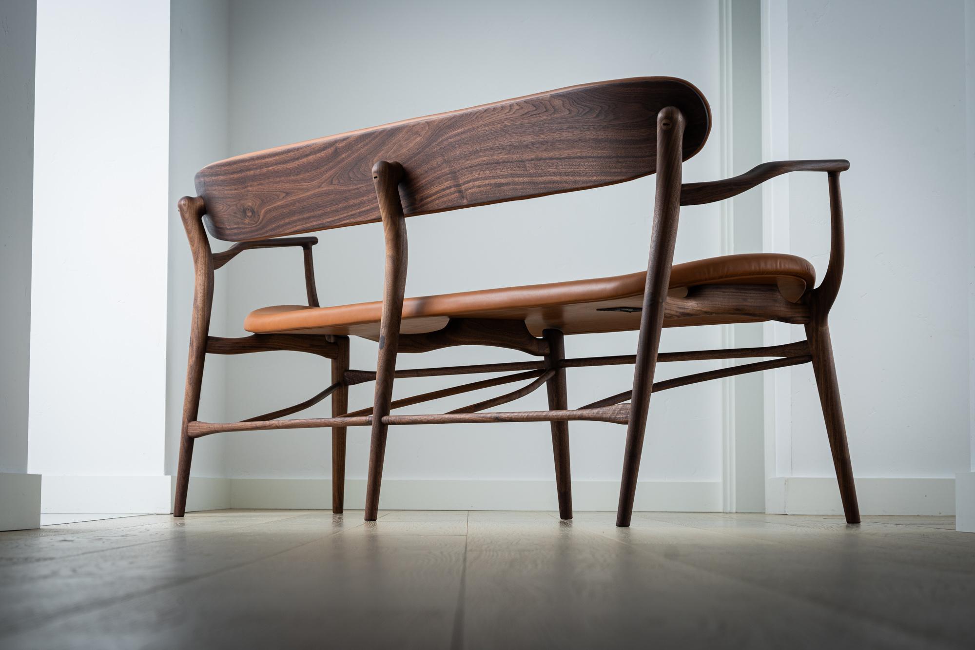 Fjoon Eingangsbereich Bewaffnete Bank/Sofa, Hartholz Walnuss Leder, Fernweh Woodworking (Holzarbeit) im Angebot