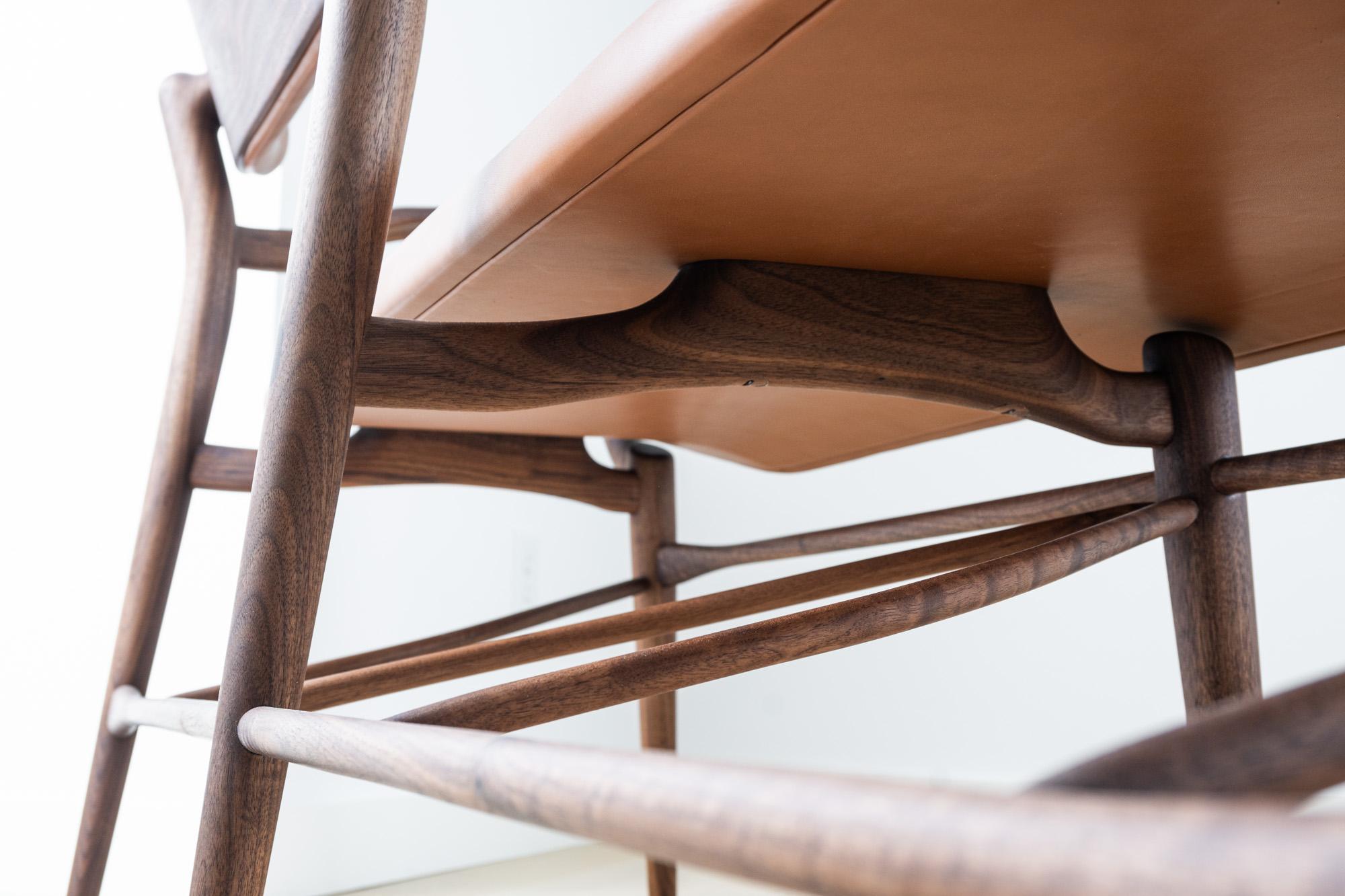 Fjoon Eingangsbereich Bewaffnete Bank/Sofa, Hartholz Walnuss Leder, Fernweh Woodworking im Zustand „Neu“ im Angebot in Bend, OR