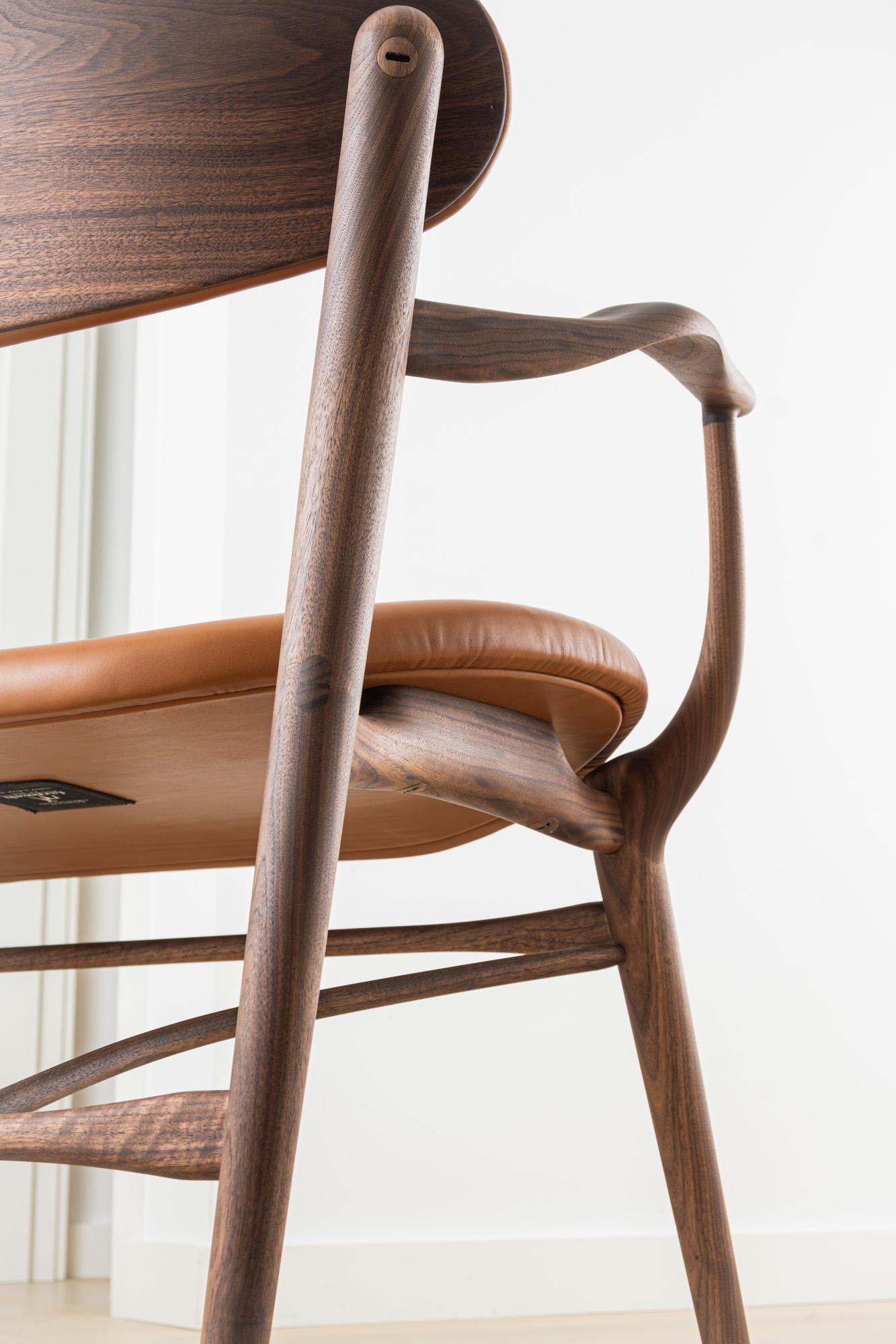 Fjoon Eingangsbereich Bewaffnete Bank/Sofa, Hartholz Walnuss Leder, Fernweh Woodworking (21. Jahrhundert und zeitgenössisch) im Angebot