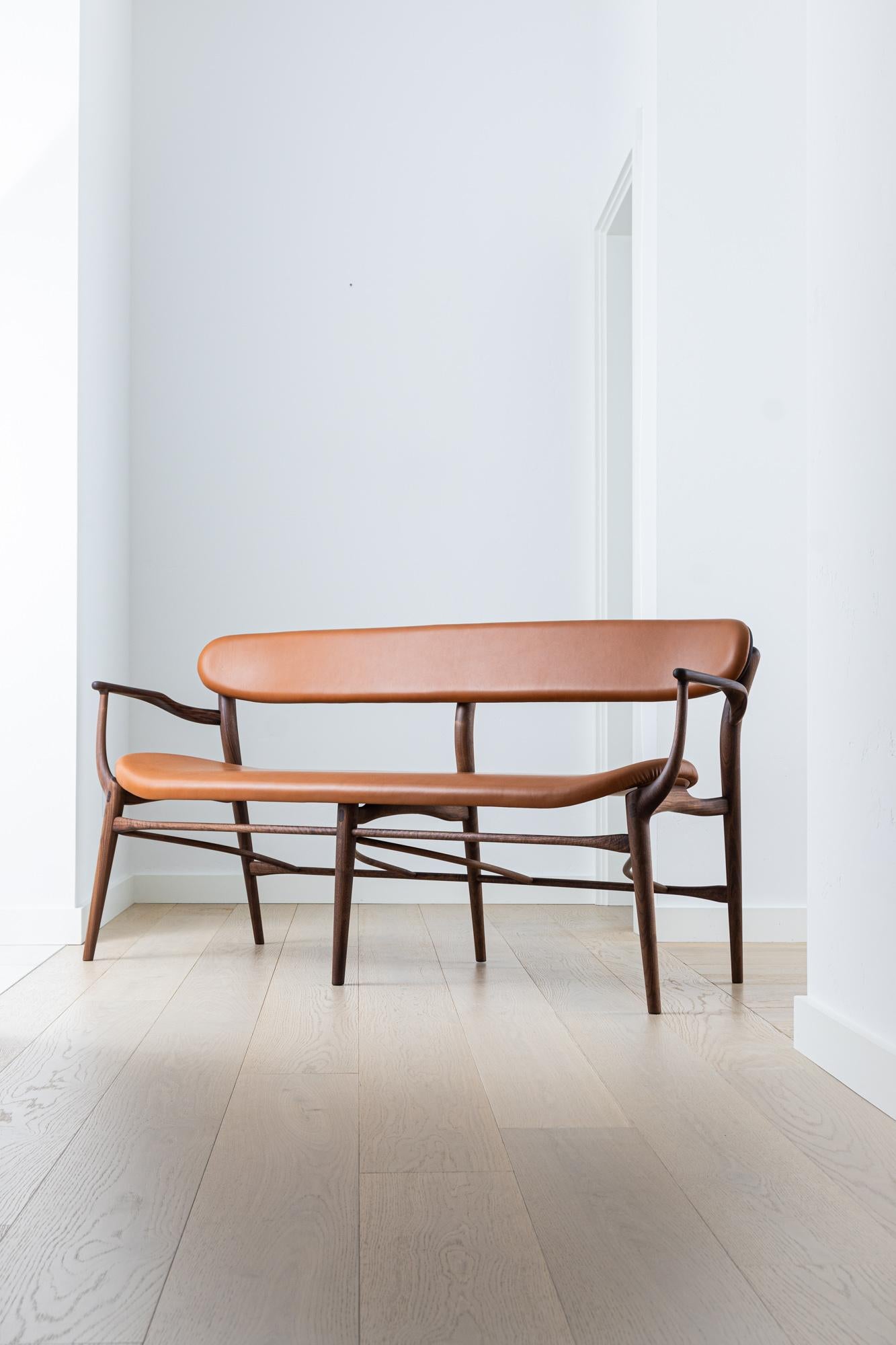 Fjoon Eingangsbereich Bewaffnete Bank/Sofa, Hartholz Walnuss Leder, Fernweh Woodworking im Angebot 1