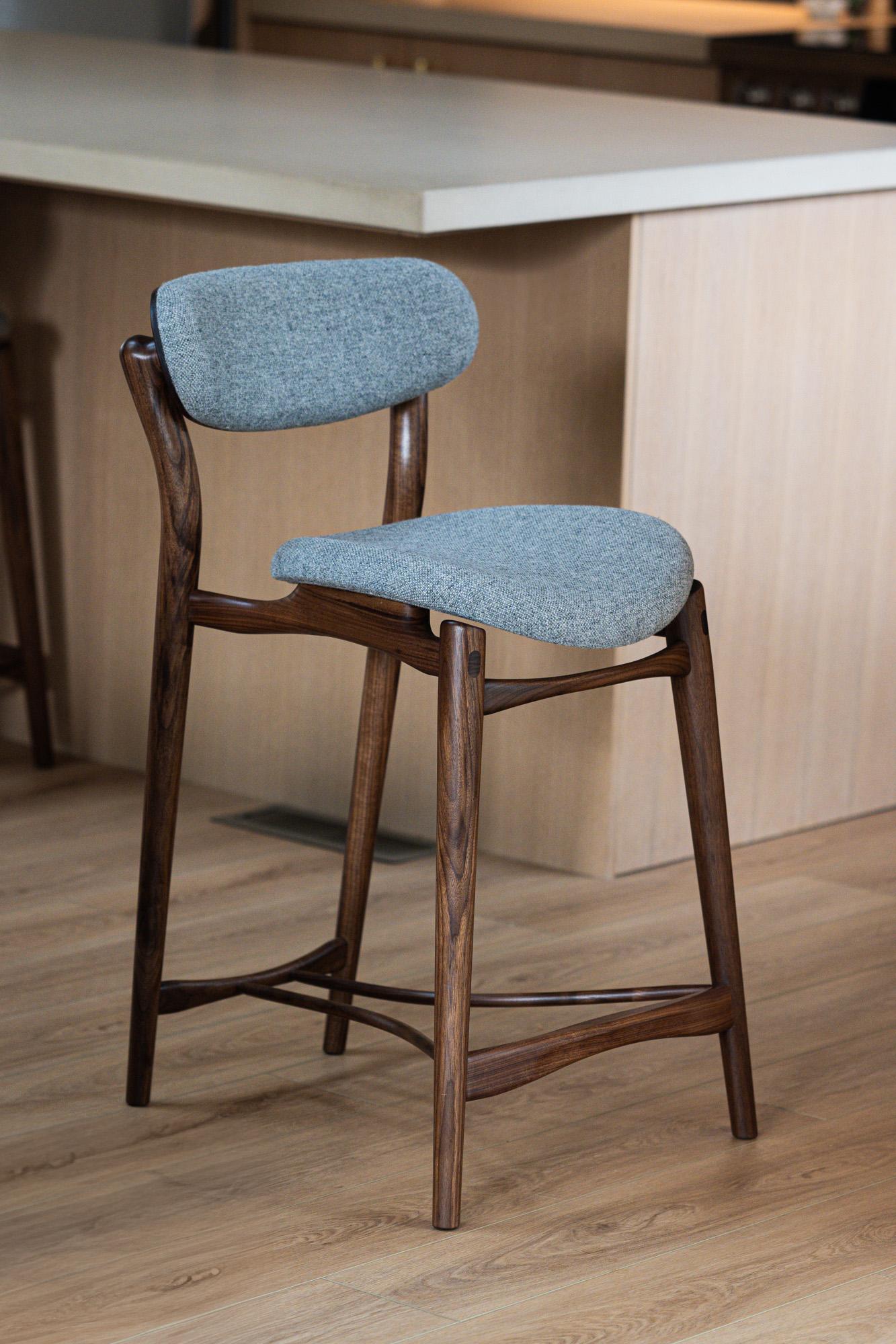 Fjoon-Hocker aus Nussbaum/Grau gewebter Wolle von Fernweh Woodworking im Angebot 2