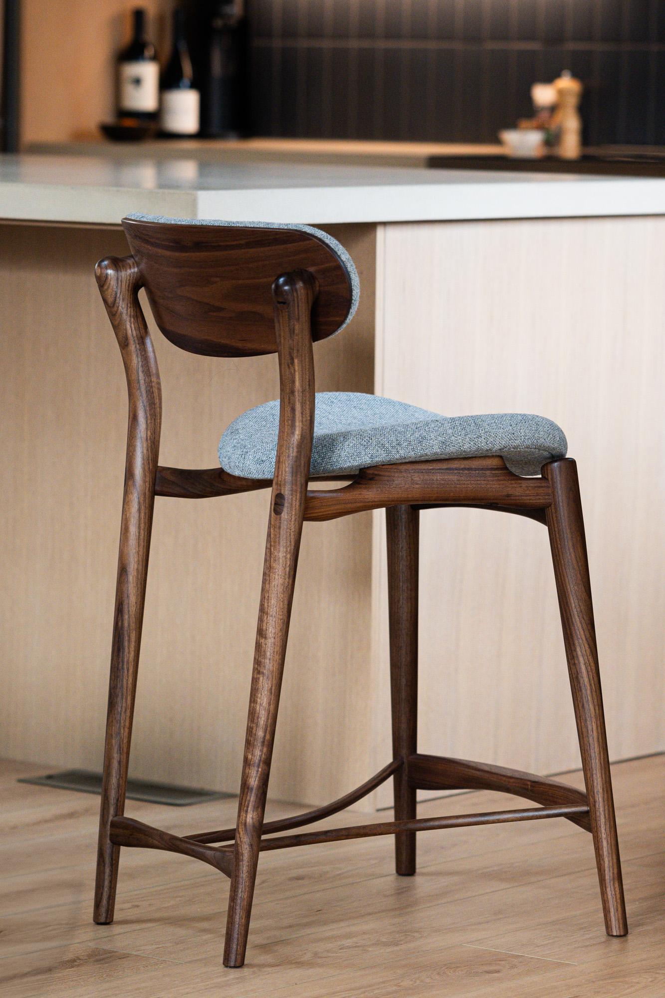 Fjoon-Hocker aus Nussbaum/Grau gewebter Wolle von Fernweh Woodworking im Angebot 3