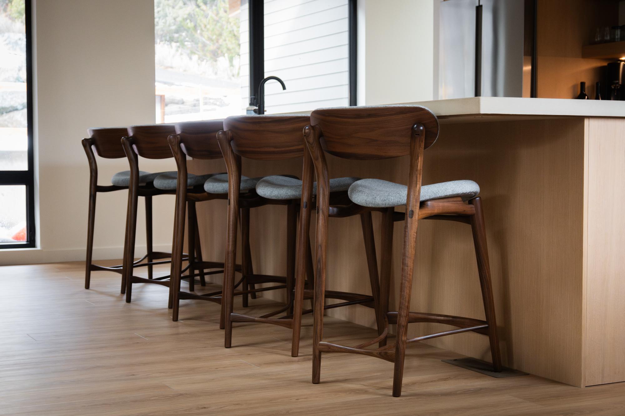 Fjoon-Hocker aus Nussbaum/Grau gewebter Wolle von Fernweh Woodworking im Angebot 5