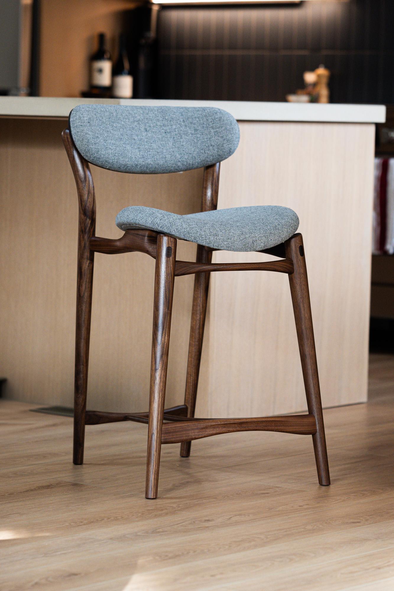 Fjoon-Hocker aus Nussbaum/Grau gewebter Wolle von Fernweh Woodworking (Skandinavische Moderne) im Angebot